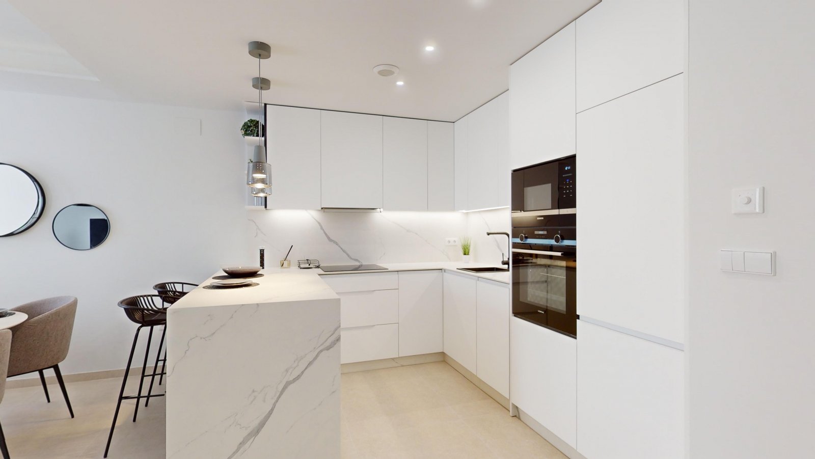  In der prestigeträchtigen Gegend von Cabo Roig gelegen, bietet diese Wohnanlage eine Auswahl von 23 Immobilien, darunter Apartments, Erdgeschosswohnu