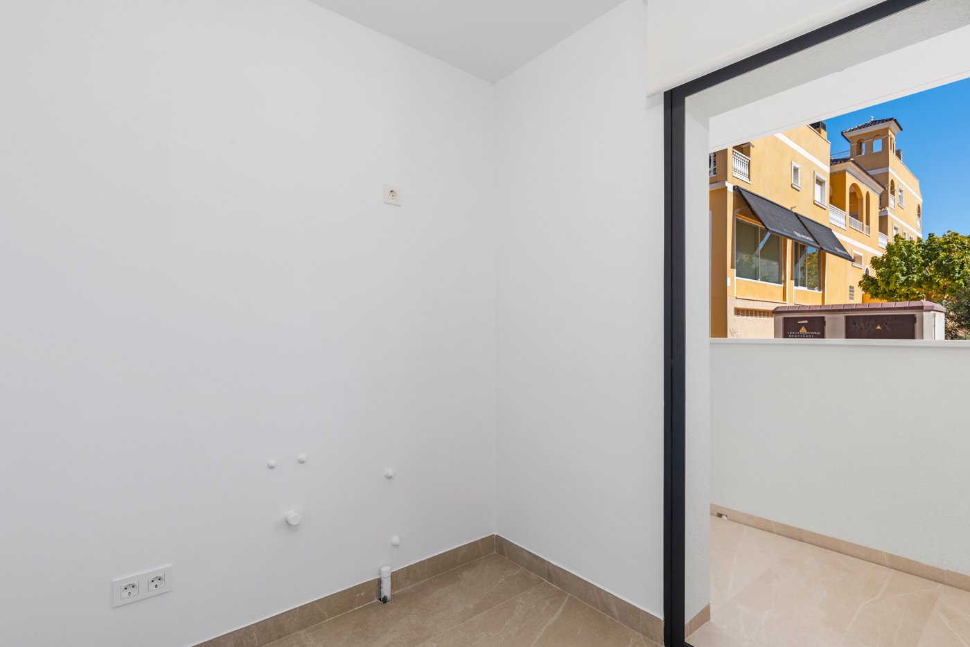In der charmanten Stadt Benijófar gelegen, bietet dieser Wohnkomplex insgesamt 31 Wohnungen, die darauf ausgelegt sind, die Bedürfnisse der anspruchs