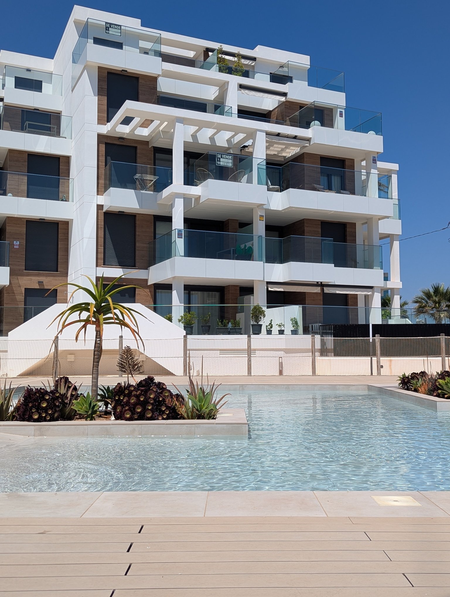 Denia:  In der charmanten Stadt Dénia gelegen, bietet dieses exklusive Wohnresort eine privilegierte Umgebung in erster Meereslinie. Mit insgesamt 38 Immobil 