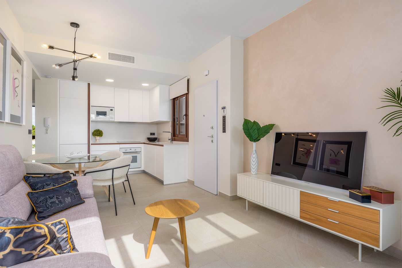 Erleben Sie den ultimativen mediterranen Lebensstil in diesem atemberaubenden Bungalow mit 2 Schlafzimmern und 2 Bädern an der südlichen Costa Blanca