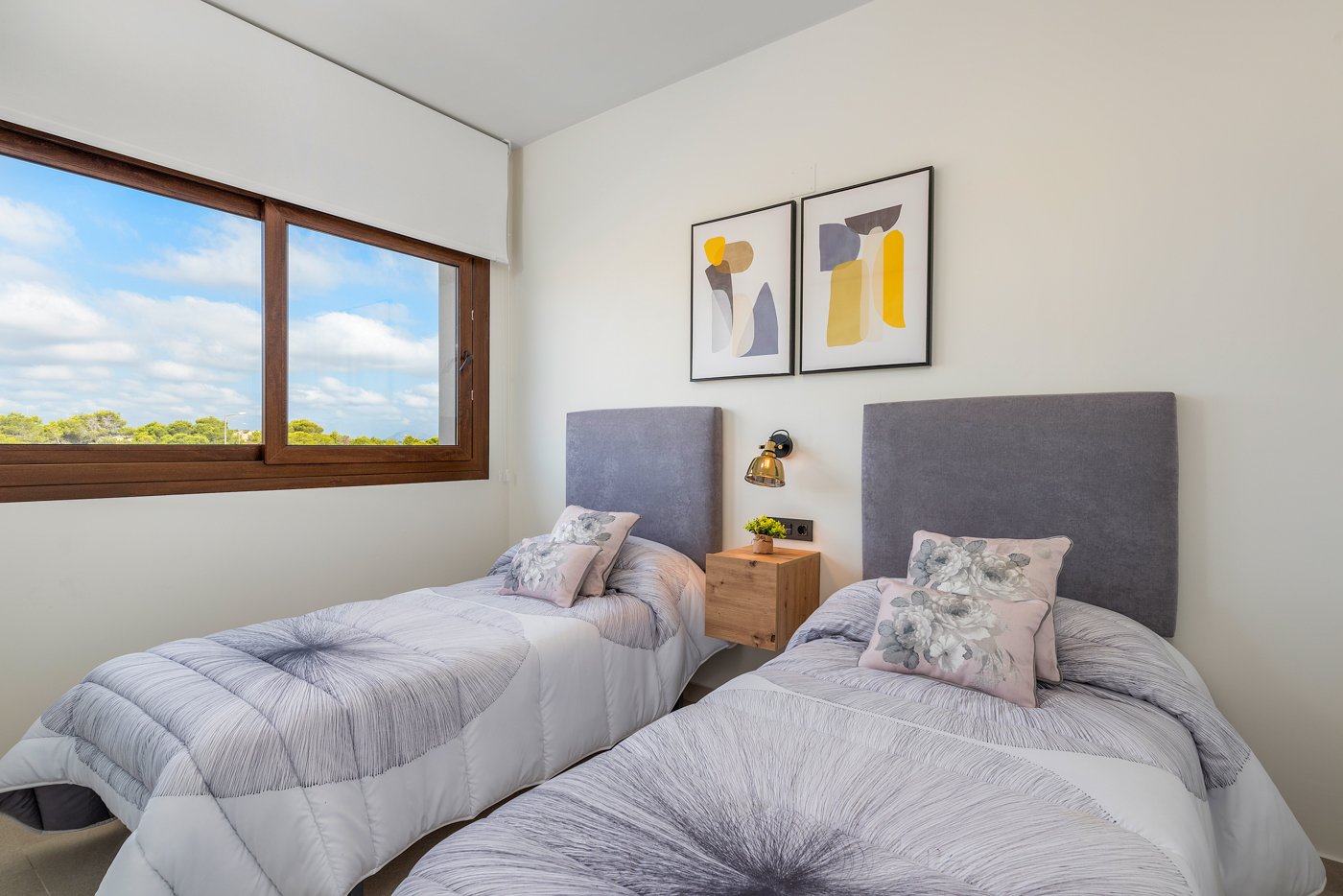 Erleben Sie den ultimativen mediterranen Lebensstil in diesem atemberaubenden Bungalow im obersten Stockwerk mit 2 Schlafzimmern und 2 Bädern an der