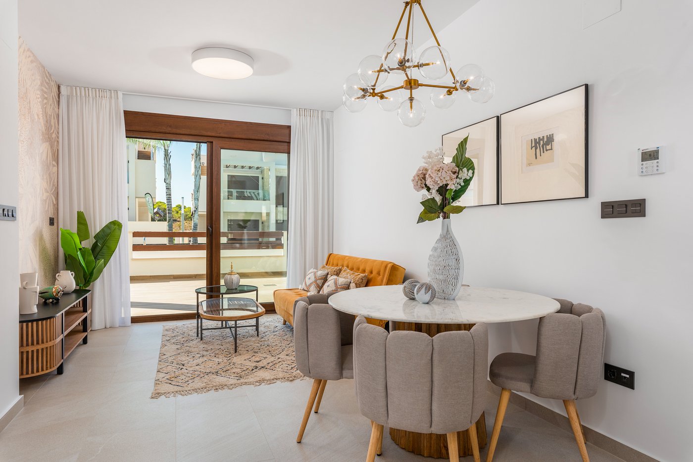 Erleben Sie den ultimativen mediterranen Lebensstil in diesem atemberaubenden Bungalow im obersten Stockwerk mit 2 Schlafzimmern und 2 Bädern an der