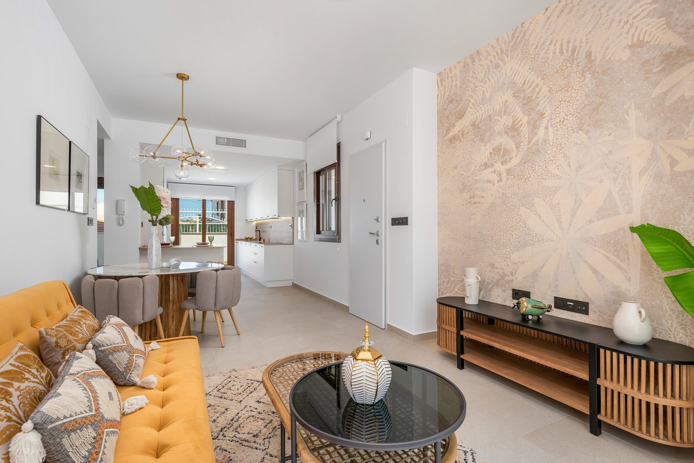 Erleben Sie den ultimativen mediterranen Lebensstil in diesem atemberaubenden Bungalow im obersten Stockwerk mit 2 Schlafzimmern und 2 Bädern an der