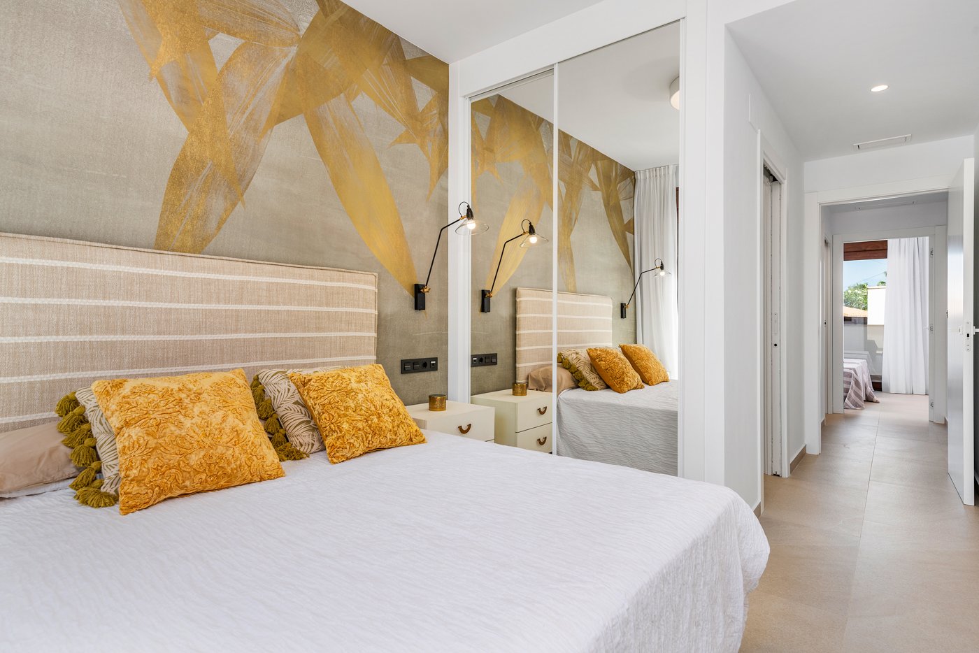 Erleben Sie den ultimativen mediterranen Lebensstil in diesem atemberaubenden Bungalow im obersten Stockwerk mit 2 Schlafzimmern und 2 Bädern an der