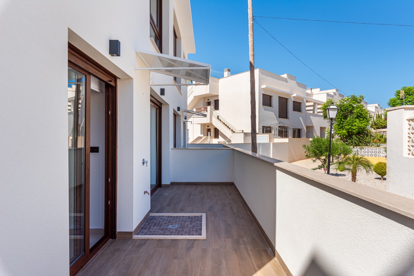 Erleben Sie den ultimativen mediterranen Lebensstil in diesem atemberaubenden Bungalow im obersten Stockwerk mit 2 Schlafzimmern und 2 Bädern an der
