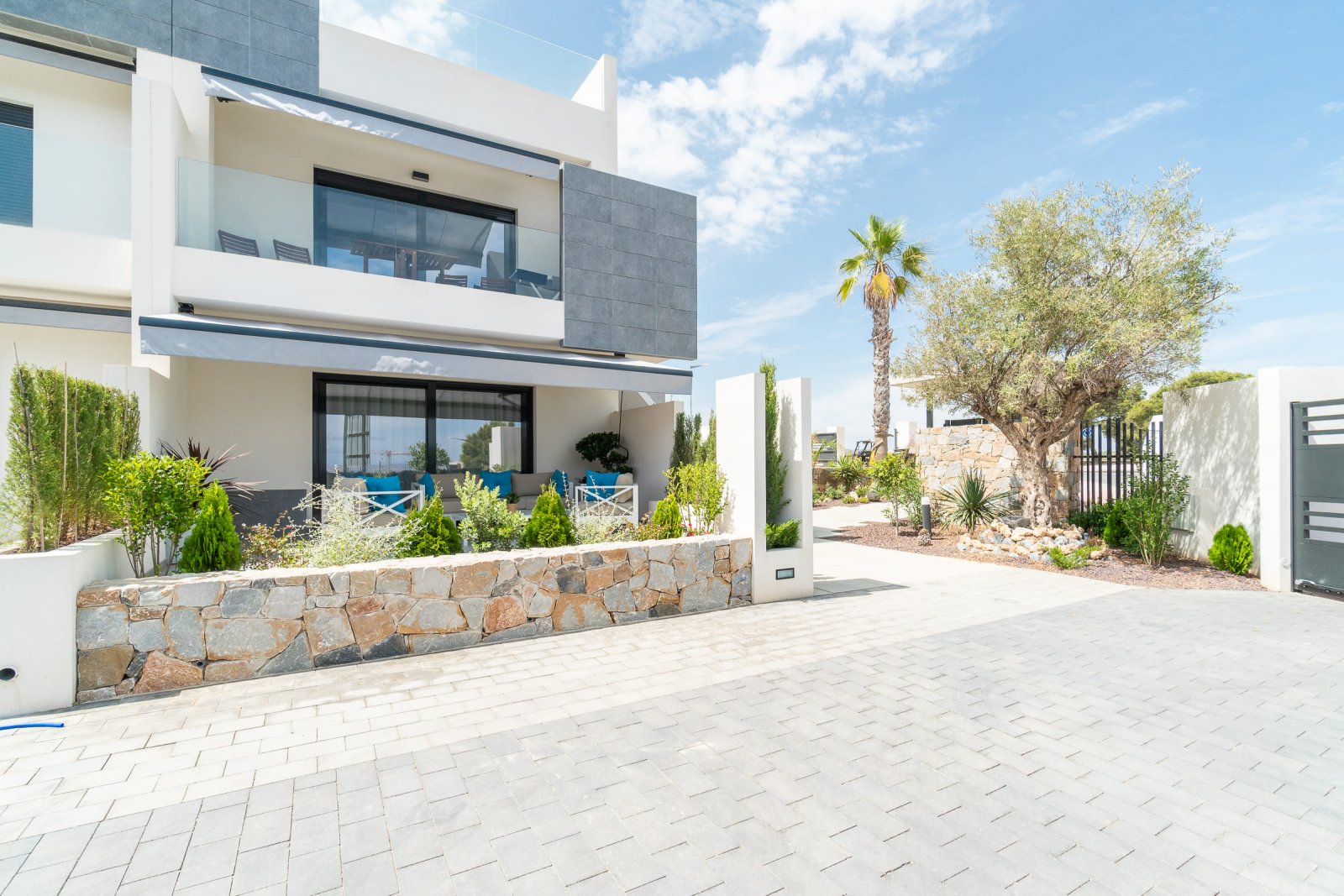 In der charmanten Stadt Torrevieja gelegen, bietet diese Wohnanlage eine Auswahl von 26 Bungalows, die in zwei Typen unterteilt sind: High-Bungalow u