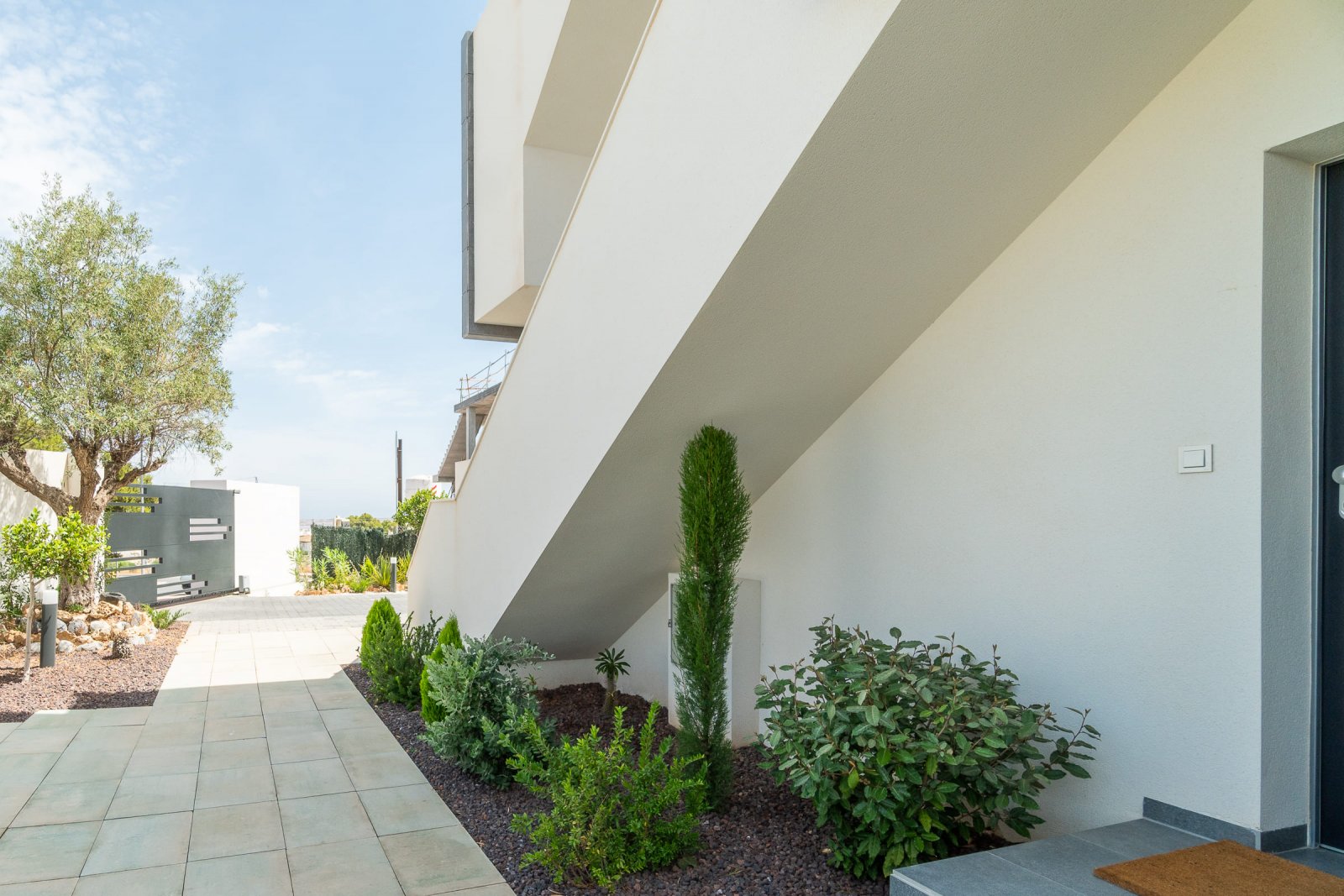 In der charmanten Stadt Torrevieja gelegen, bietet diese Wohnanlage eine Auswahl von 26 Bungalows, die in zwei Typen unterteilt sind: High-Bungalow u