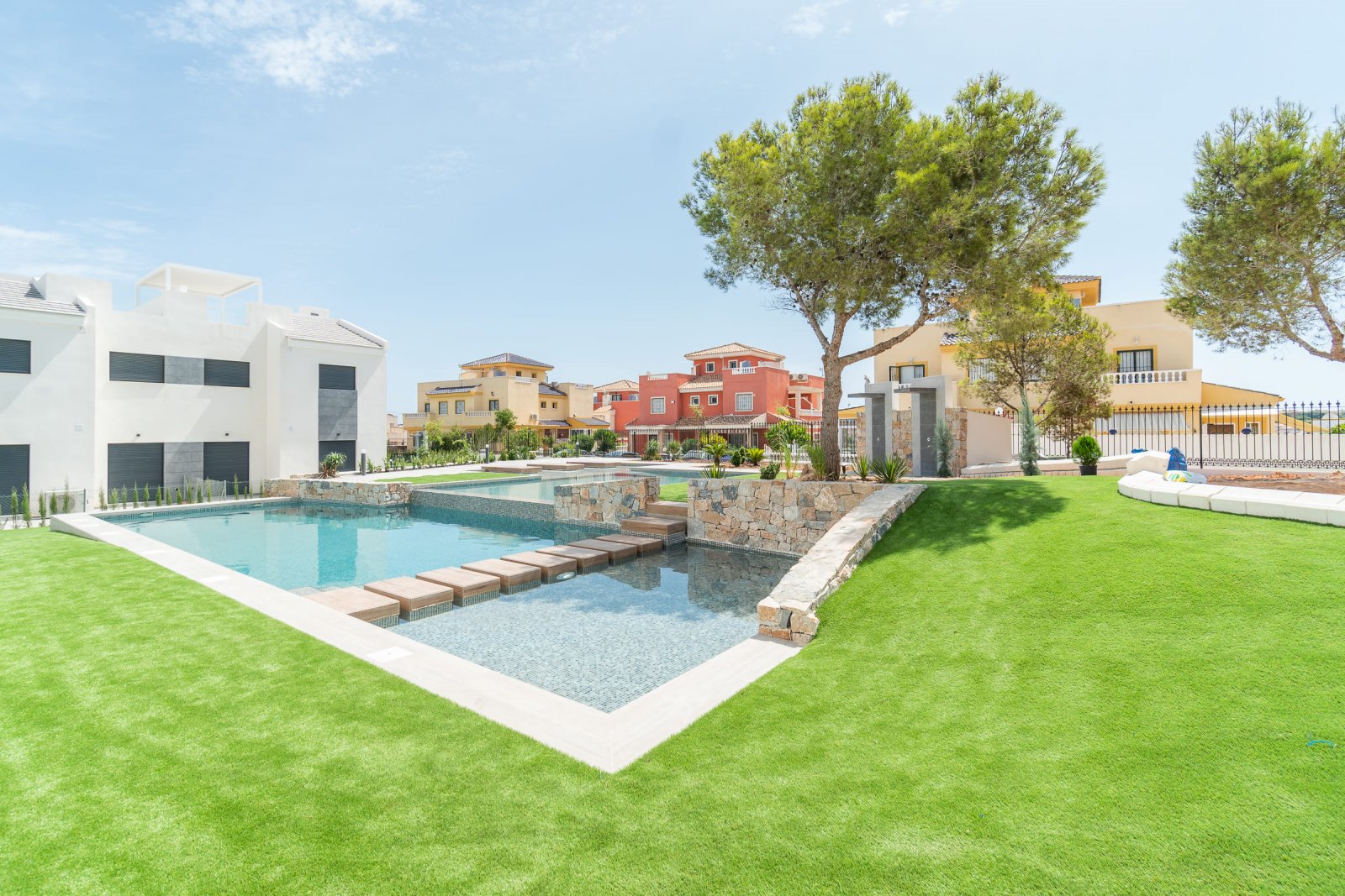 In der charmanten Stadt Torrevieja gelegen, bietet diese Wohnanlage eine Auswahl von 26 Bungalows, die in zwei Typen unterteilt sind: High-Bungalow u