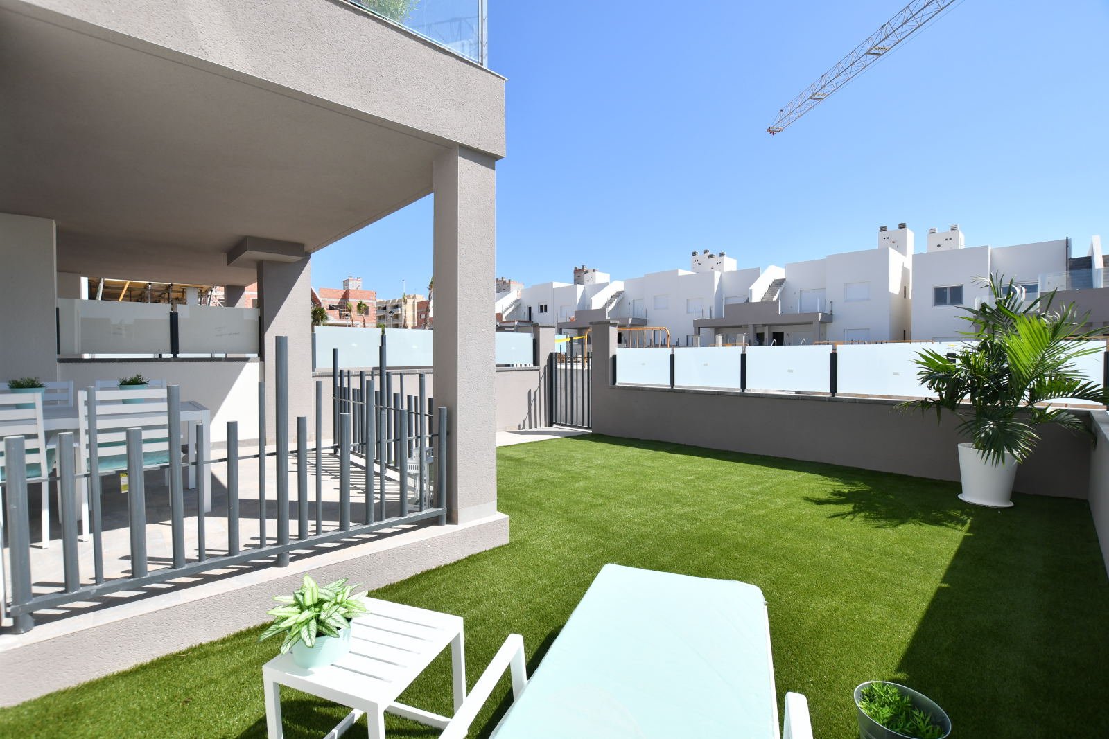  In der charmanten Ortschaft San Miguel de Salinas gelegen, bietet dieser Wohnkomplex eine Auswahl von 16 Bungalows, unterteilt in High-Bungalow und L