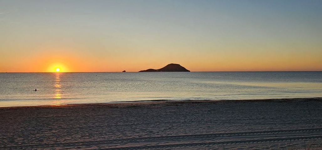  In der exklusiven Gegend von La Manga del Mar Menor gelegen, bietet diese Wohnanlage eine Auswahl von 167 Immobilien, darunter Apartments und Penthäu