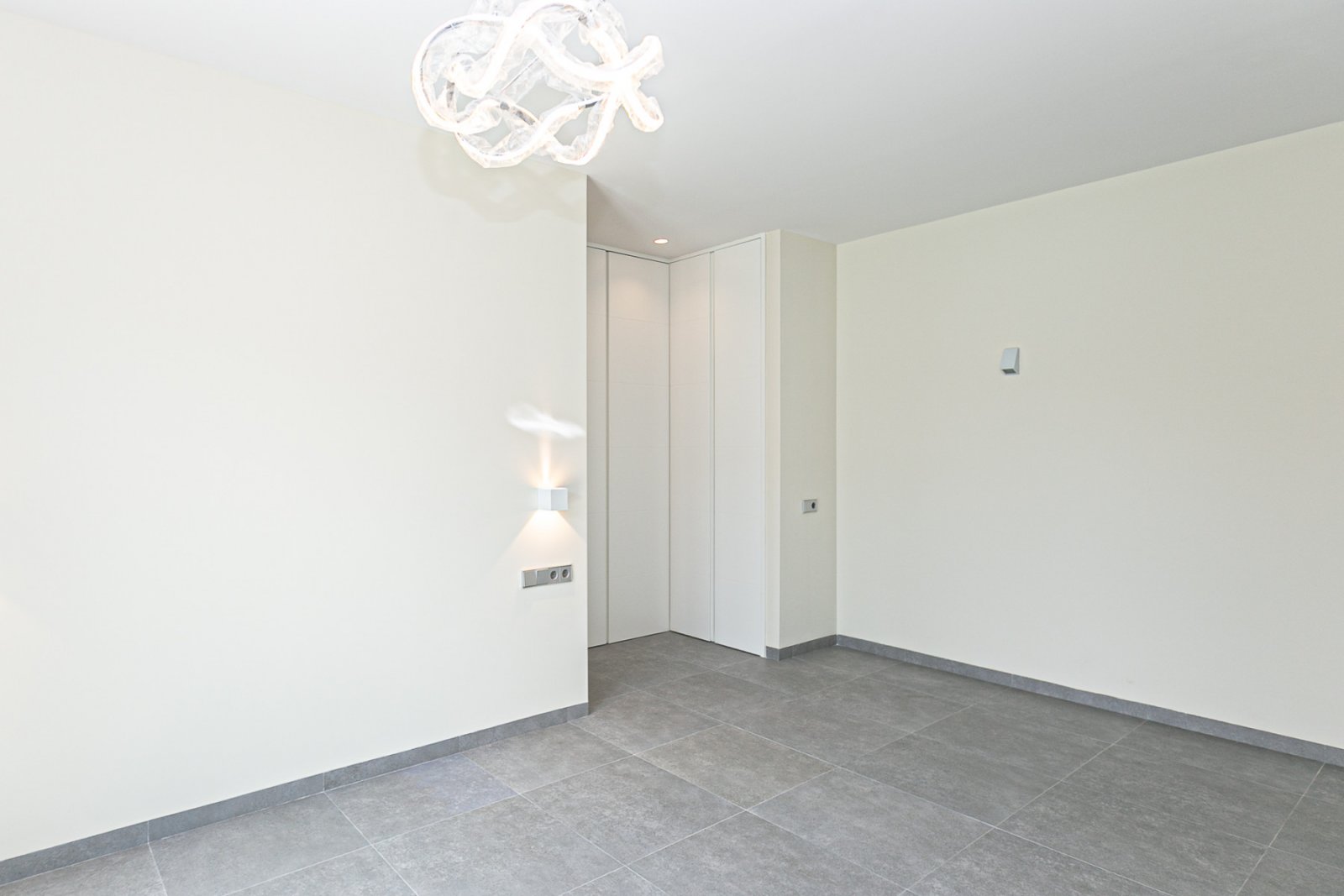 Wir präsentieren Ihnen diese exklusive Luxusimmobilie in einer der begehrtesten Gegenden von San Pedro del Pinatar, umgeben von allen Annehmlichkeite