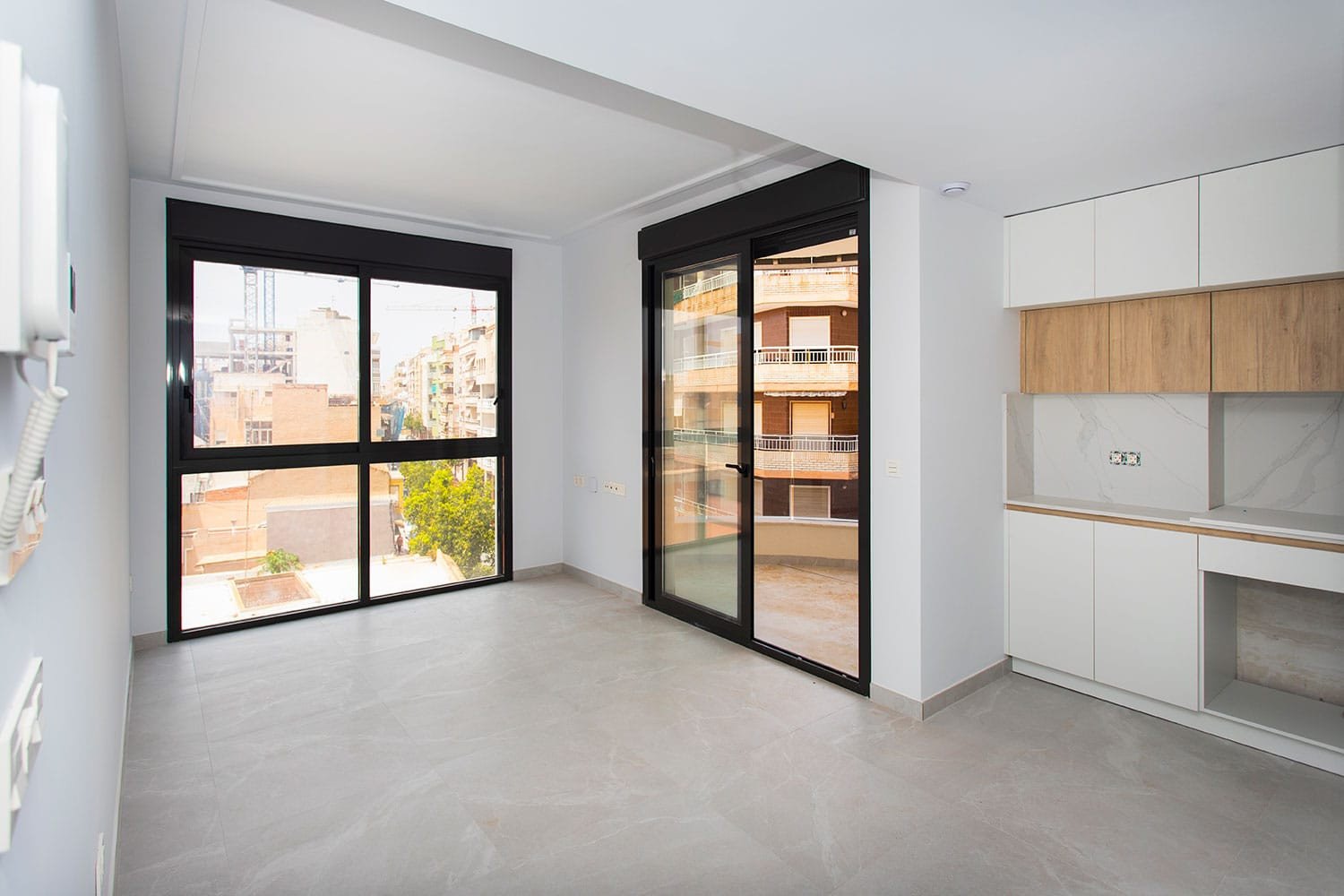 Neubauwohnung in Torrevieja zu verkaufen. Die Wohnung im dritten Stock bietet 2 geräumige Schlafzimmer, 2 Badezimmer (eins davon Ensuite), einen offe