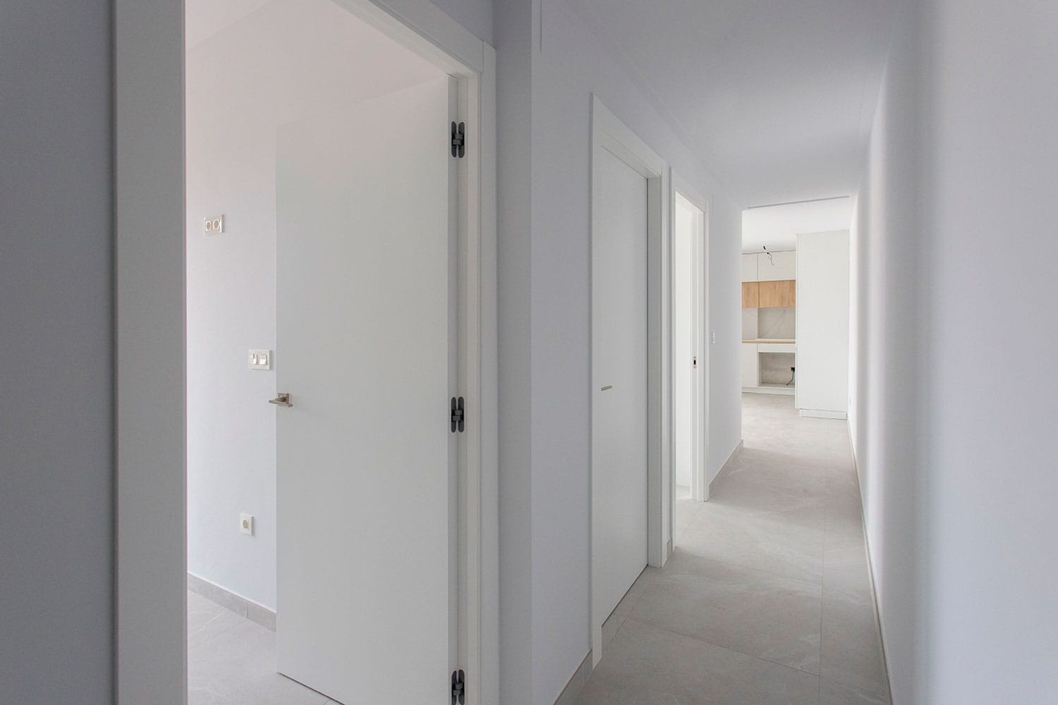 Neubauwohnung in Torrevieja zu verkaufen. Die Wohnung im dritten Stock bietet 2 geräumige Schlafzimmer, 2 Badezimmer (eins davon Ensuite), einen offe