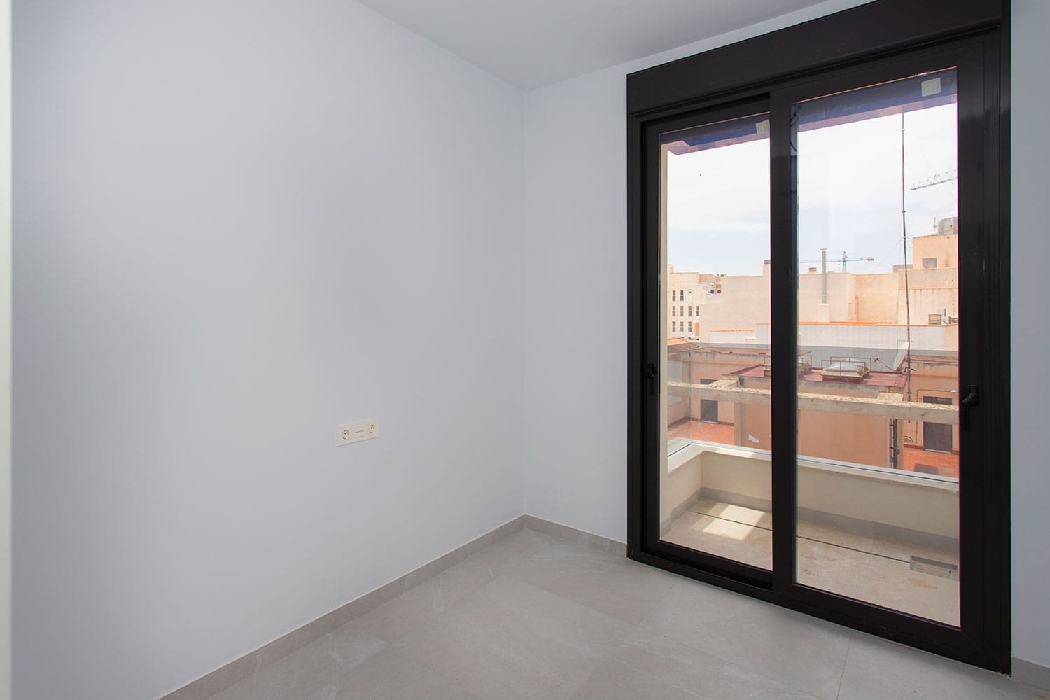 Neubauwohnung in Torrevieja zu verkaufen. Die Wohnung im dritten Stock bietet 2 geräumige Schlafzimmer, 2 Badezimmer (eins davon Ensuite), einen offe