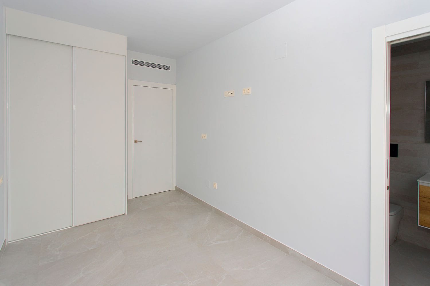 Neubauwohnung in Torrevieja zu verkaufen. Die Wohnung im dritten Stock bietet 2 geräumige Schlafzimmer, 2 Badezimmer (eins davon Ensuite), einen offe