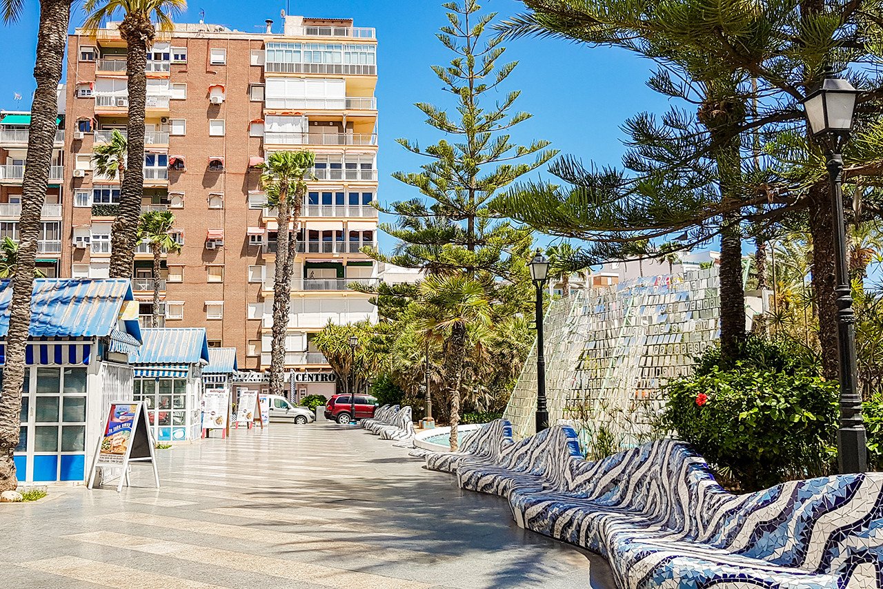 Neubauwohnung in Torrevieja zu verkaufen. Die Wohnung im dritten Stock bietet 2 geräumige Schlafzimmer, 2 Badezimmer (eins davon Ensuite), einen offe