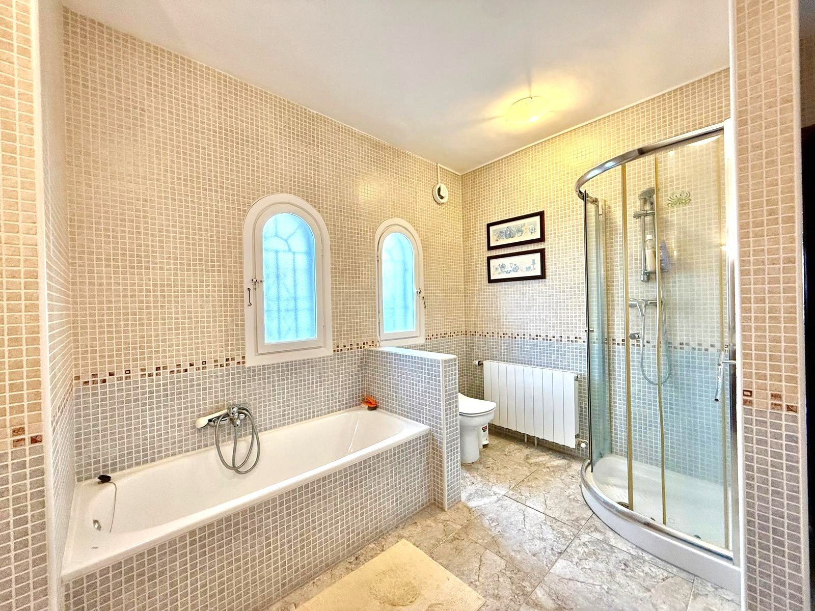 A traditional Spanish style very well maintained villa of 150 m2 including terraces,
on ground floor 3 bedrooms, of which two wit