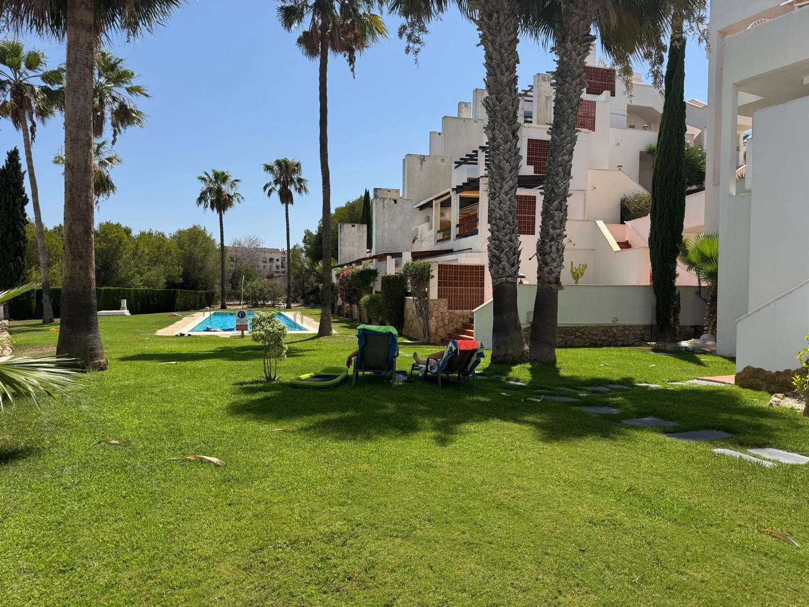 This beautifully maintained Claveles-style apartment is presented in immaculate condition and offers generous indoor and outdoor living spaces. Boas
