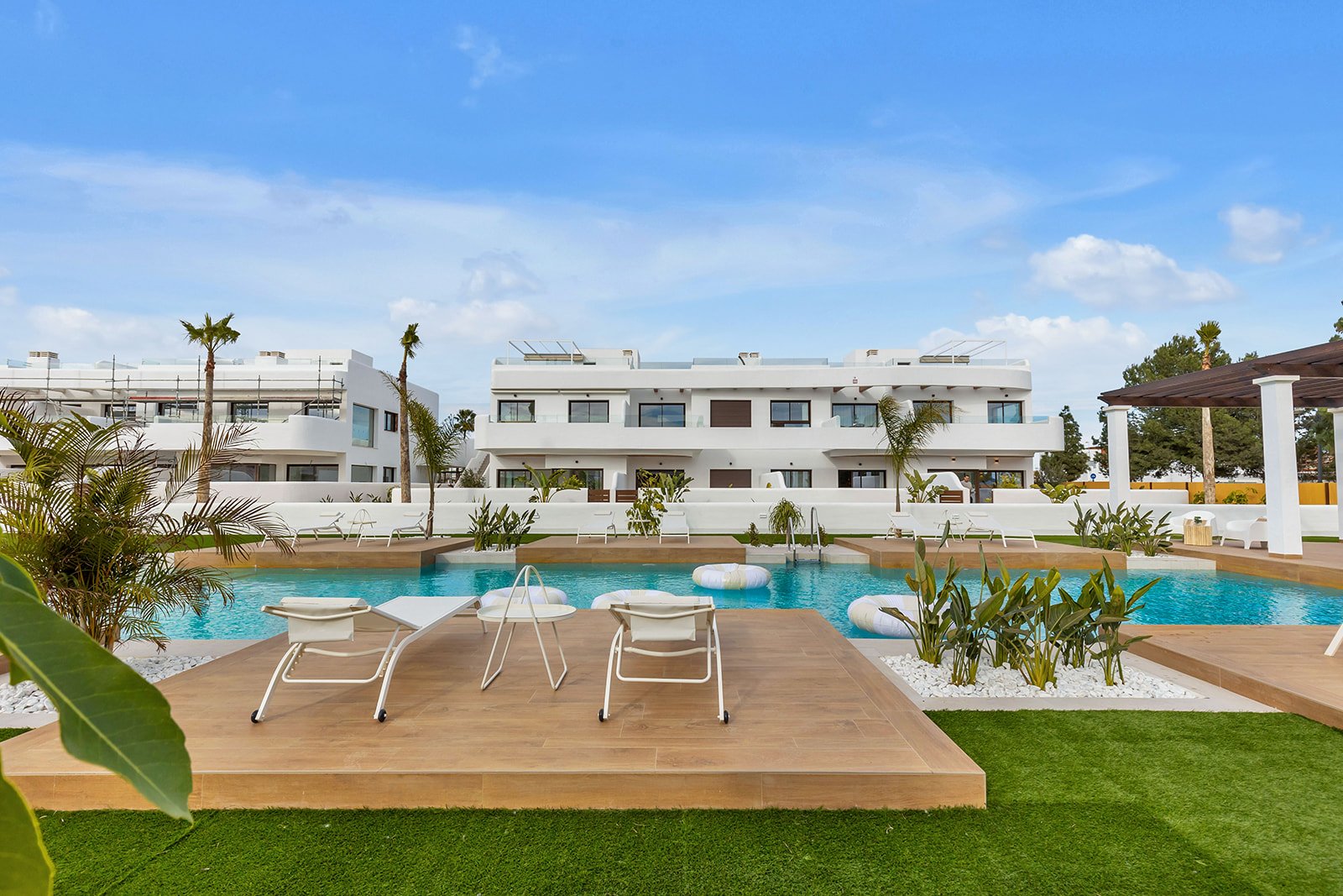 Los Alcazares:  In der charmanten Stadt Los Alcázares gelegen, bieten diese Bungalows eine einzigartige Gelegenheit, das Leben in Meeresnähe zu genießen. Mit nur vie 