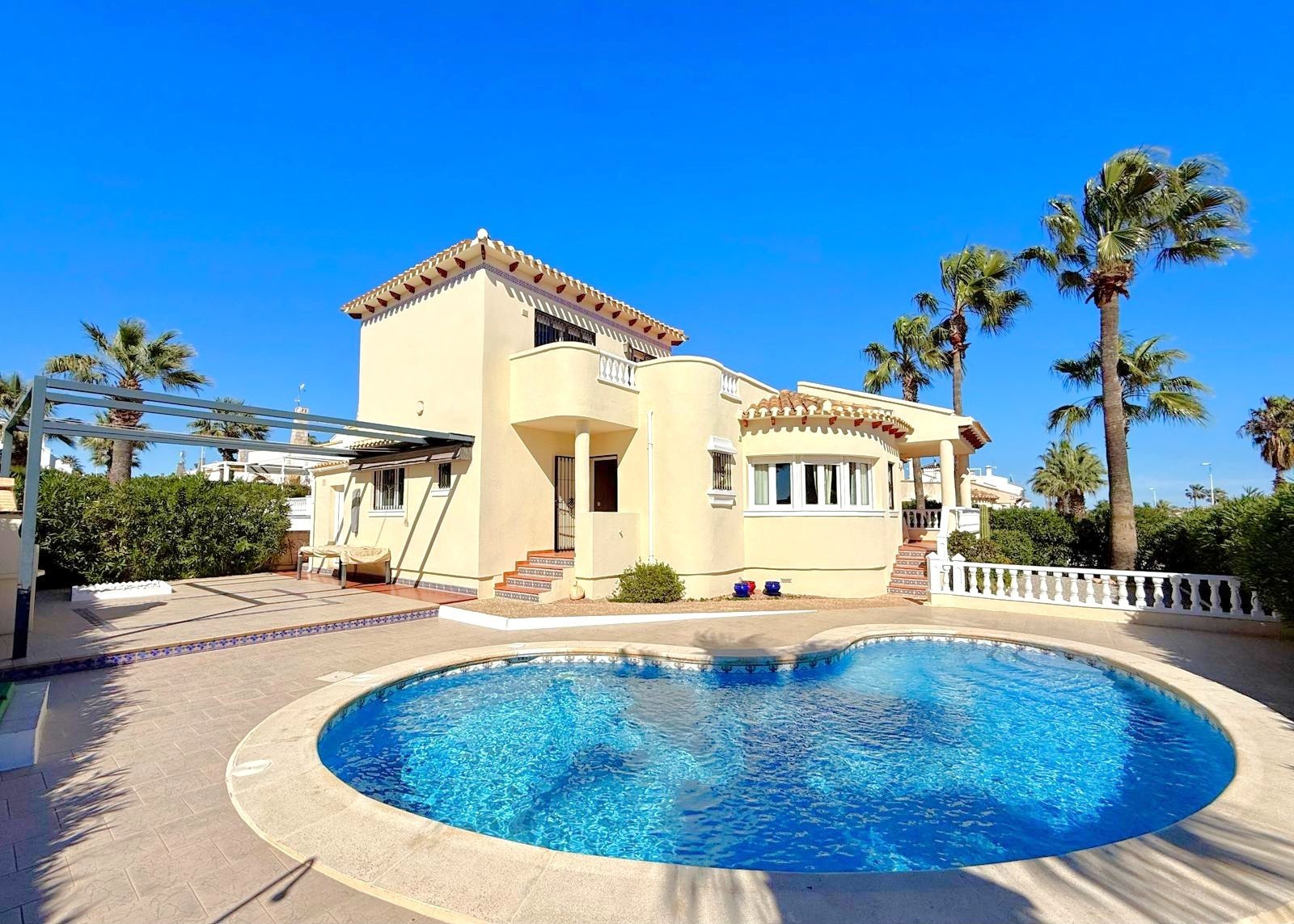 Orihuela Costa:   On a plot of 505 m2 with a large&nbsp;garden, outdoor eating area and private salt water swimming pool with a newly installed pump
The 