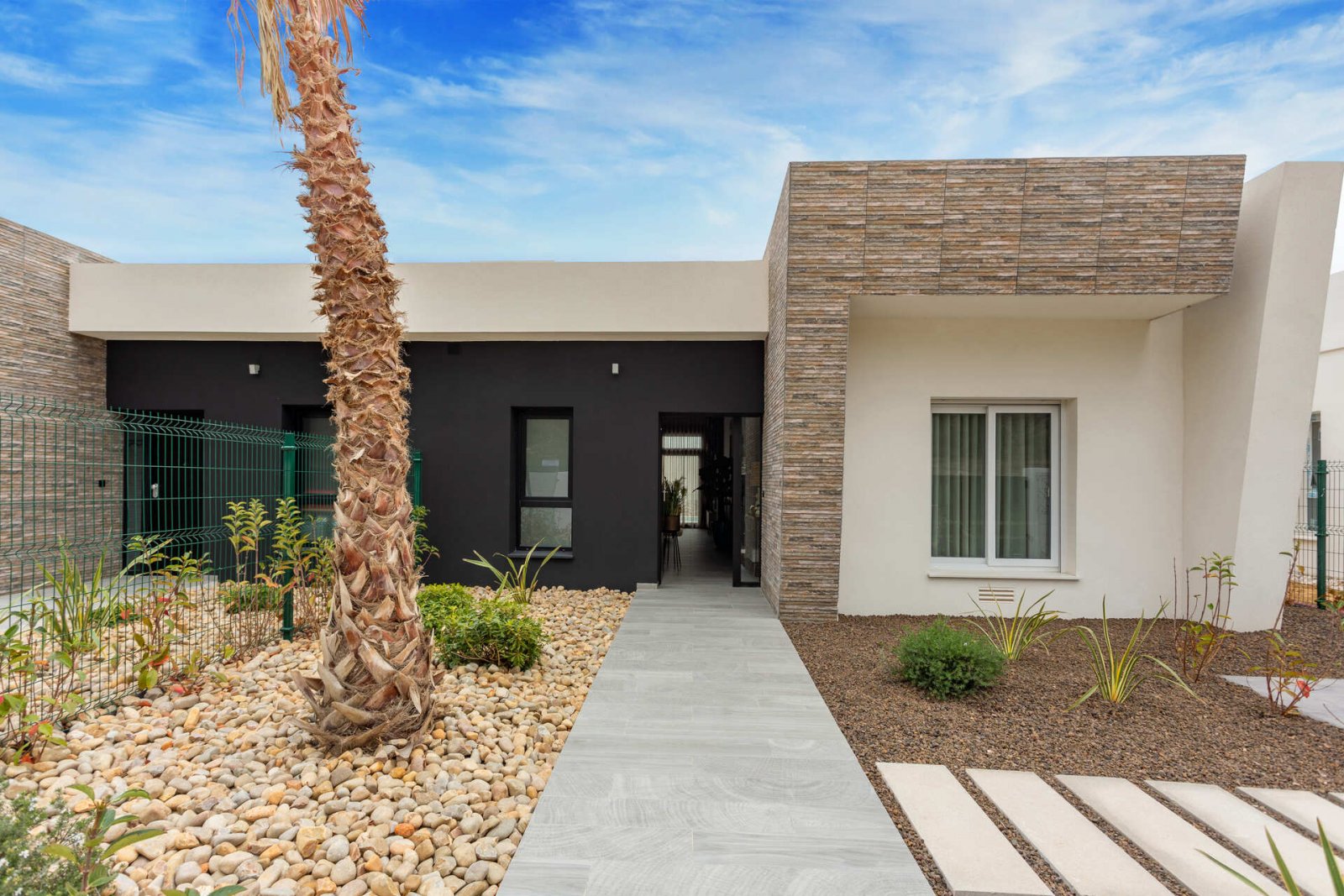 In der prestigeträchtigen Umgebung von La Finca Golf gelegen, bietet dieses Wohnensemble eine exklusive Auswahl von 10 Immobilien, darunter Apartment