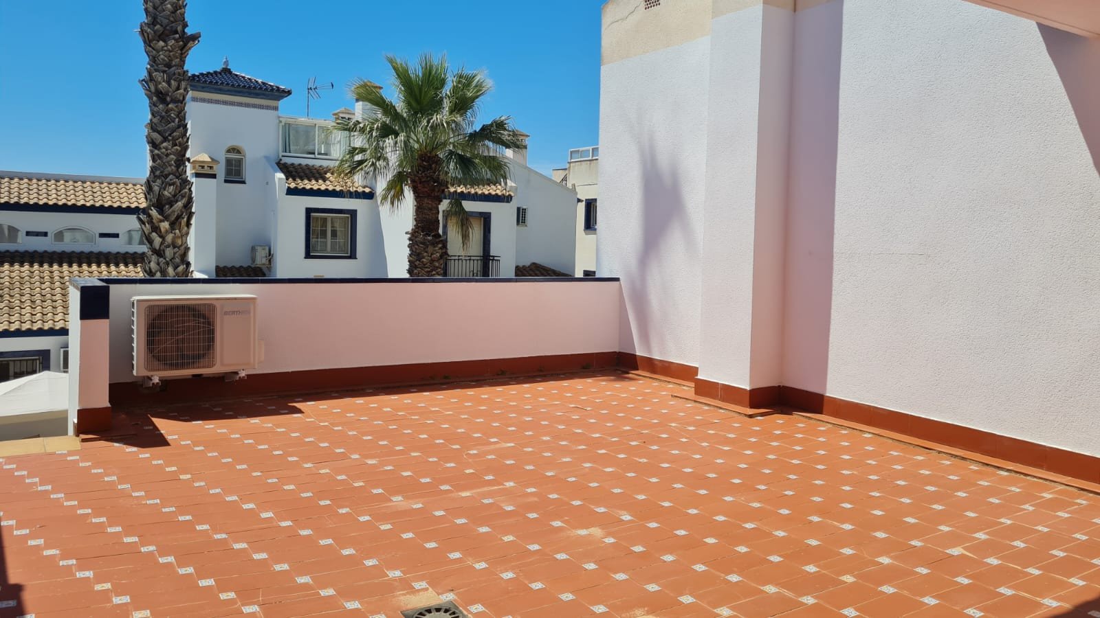 Dieser wunderschöne, nach Süden ausgerichtete Bungalow Lola befindet sich in der begehrten Gegend von Villamartin Rioja in Orihuela Costa. Einkaufsmö