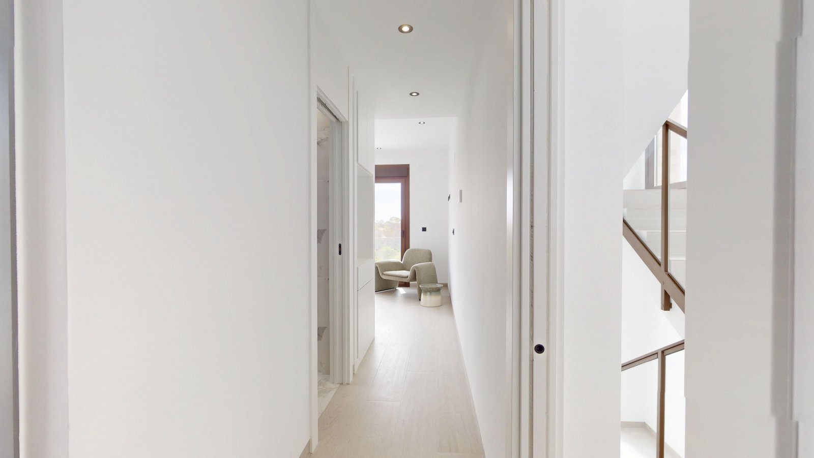 In der charmanten Stadt Finestrat gelegen, bietet dieses freistehende Chalet ein einzigartiges Wohnerlebnis mit Meerblick. Es ist für diejenigen konz