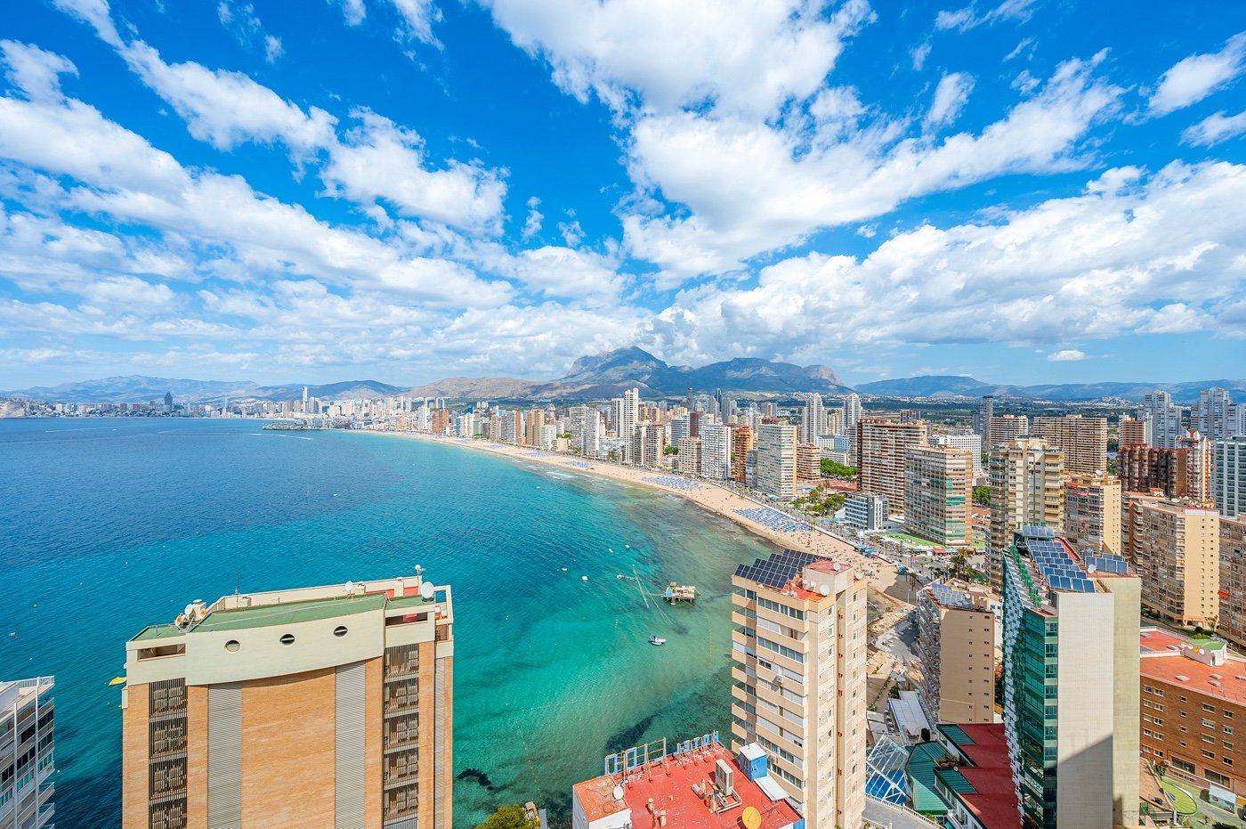 Benidorm:   We present a&nbsp;rare opportunity&nbsp;in one of&nbsp;Benidorm’s most privileged locations: right next to the iconic&nbsp;Hotel Lid 