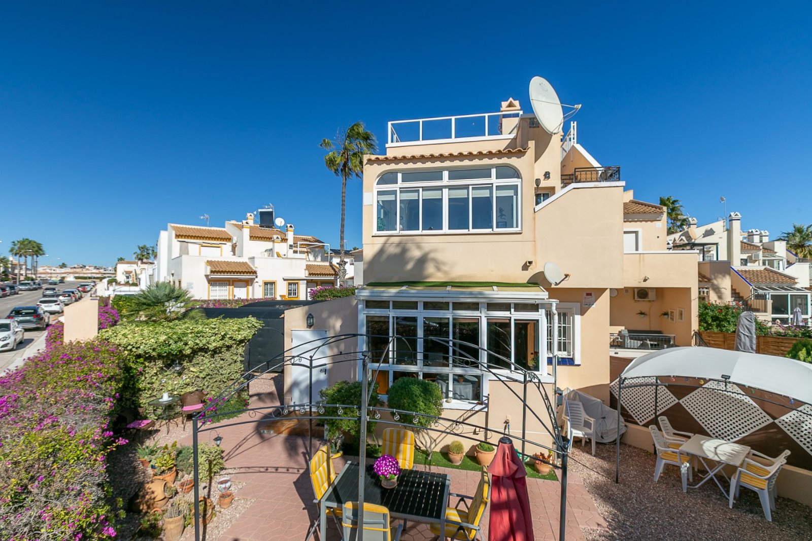 Playa Flamenca:  Entdecken Sie diesen charmanten Bungalow im Erdgeschoss, gelegen in einer der schönsten und charaktervollsten Wohnanlagen in Playa Flamenca. Eine typ 
