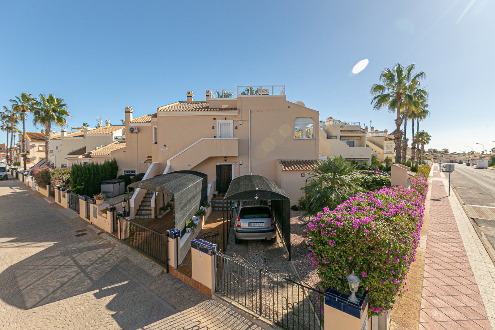  Entdecken Sie diesen charmanten Bungalow im Erdgeschoss, gelegen in einer der schönsten und charaktervollsten Wohnanlagen in Playa Flamenca. Eine typ