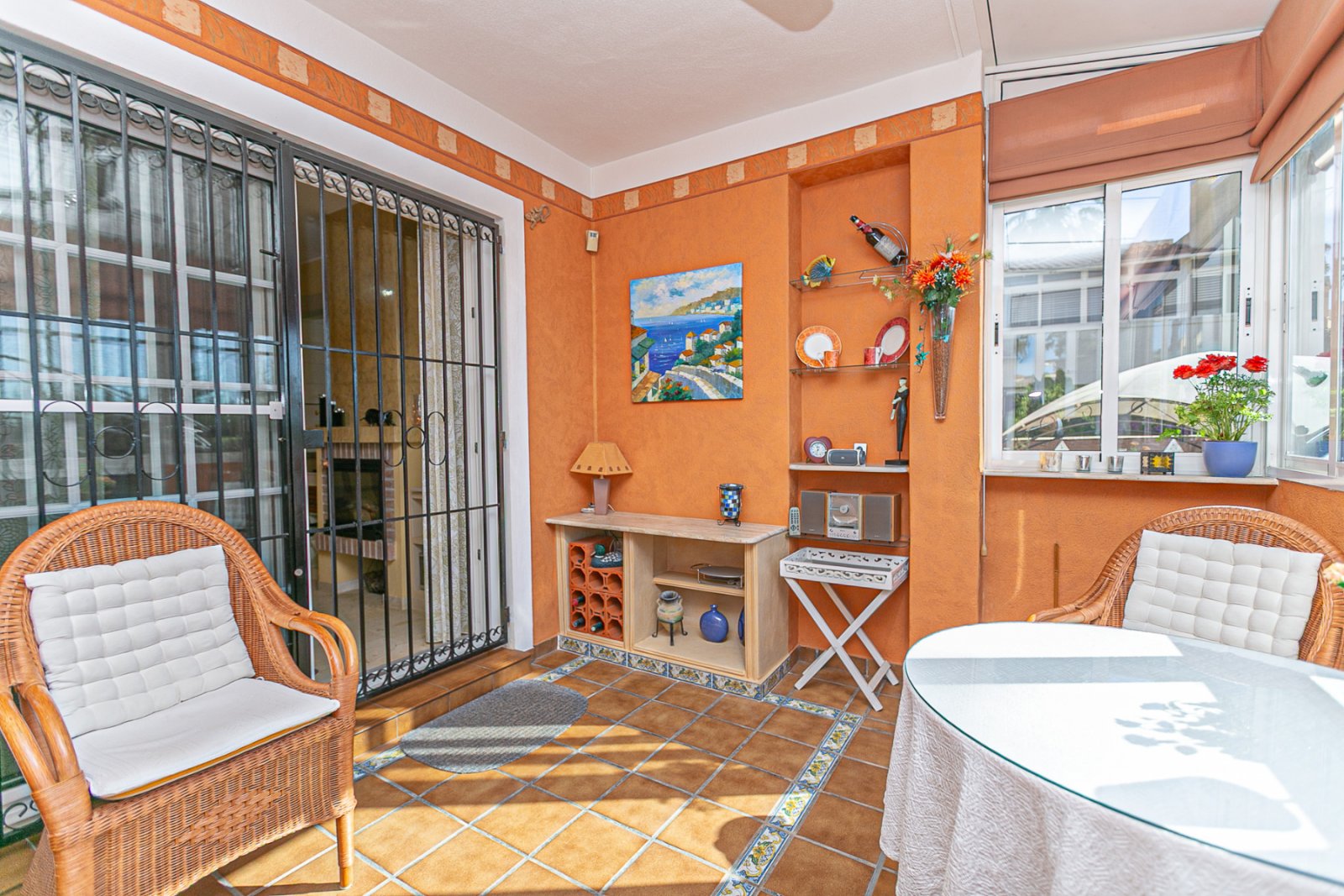  Entdecken Sie diesen charmanten Bungalow im Erdgeschoss, gelegen in einer der schönsten und charaktervollsten Wohnanlagen in Playa Flamenca. Eine typ