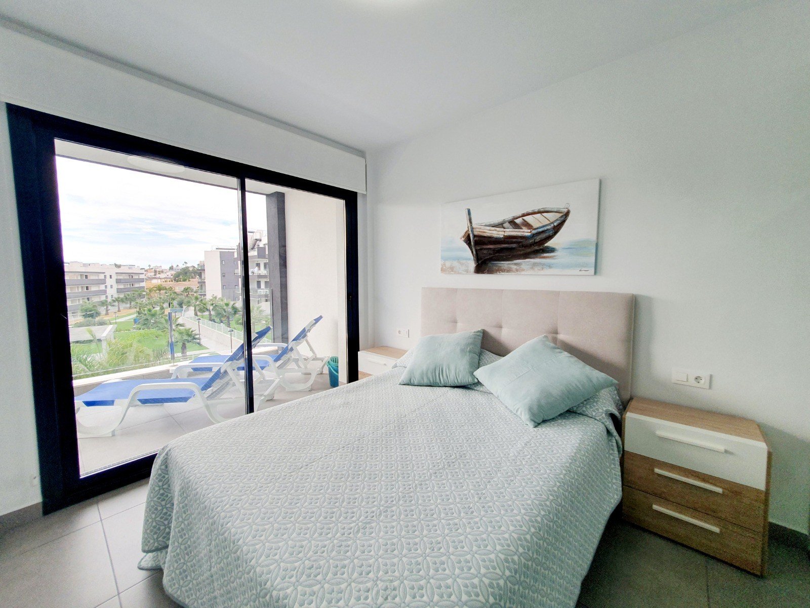Discover this superb modern flat situated on the 2nd floor (with lift access) within the prestigious, secure Valentino Golf residence. Ideally facin