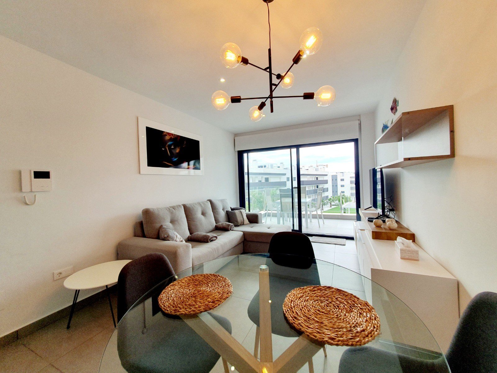 Discover this superb modern flat situated on the 2nd floor (with lift access) within the prestigious, secure Valentino Golf residence. Ideally facin