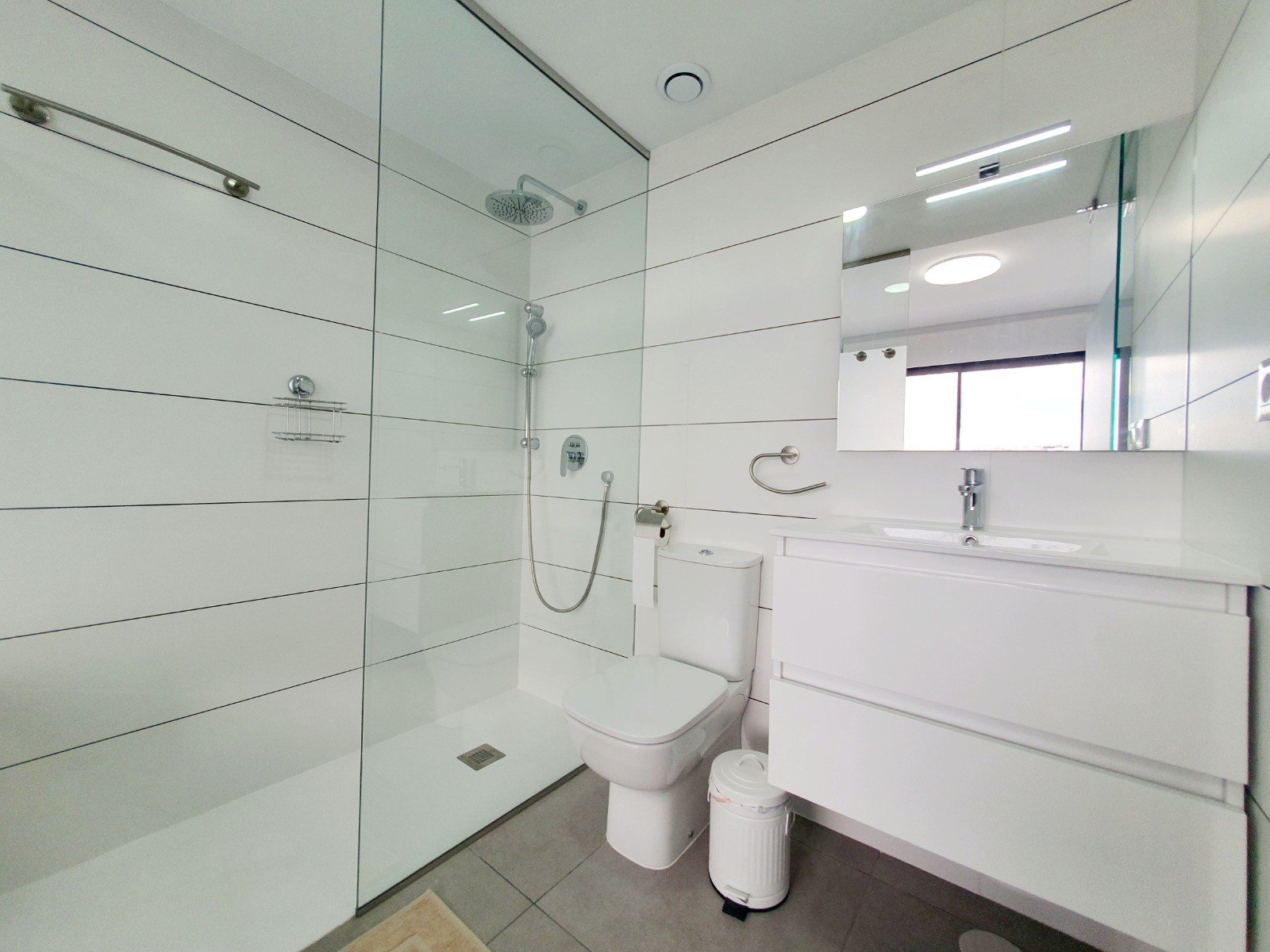 Discover this superb modern flat situated on the 2nd floor (with lift access) within the prestigious, secure Valentino Golf residence. Ideally facin