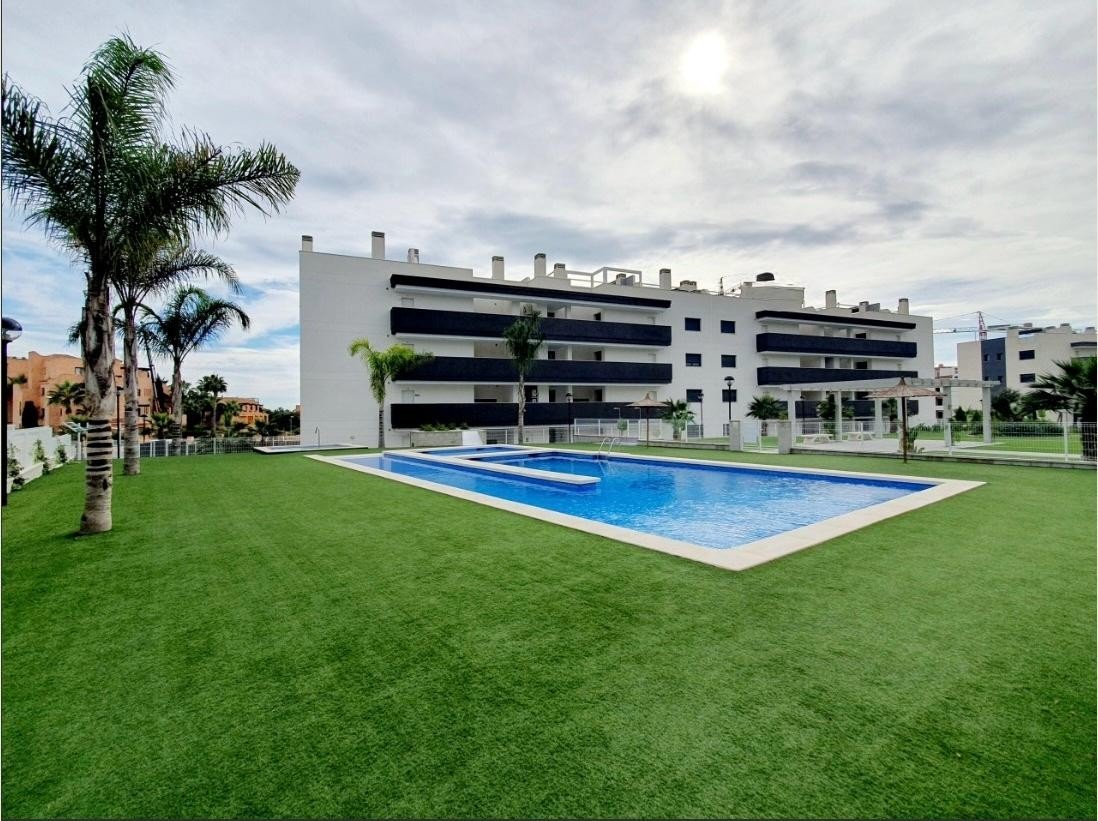 Discover this superb modern flat situated on the 2nd floor (with lift access) within the prestigious, secure Valentino Golf residence. Ideally facin