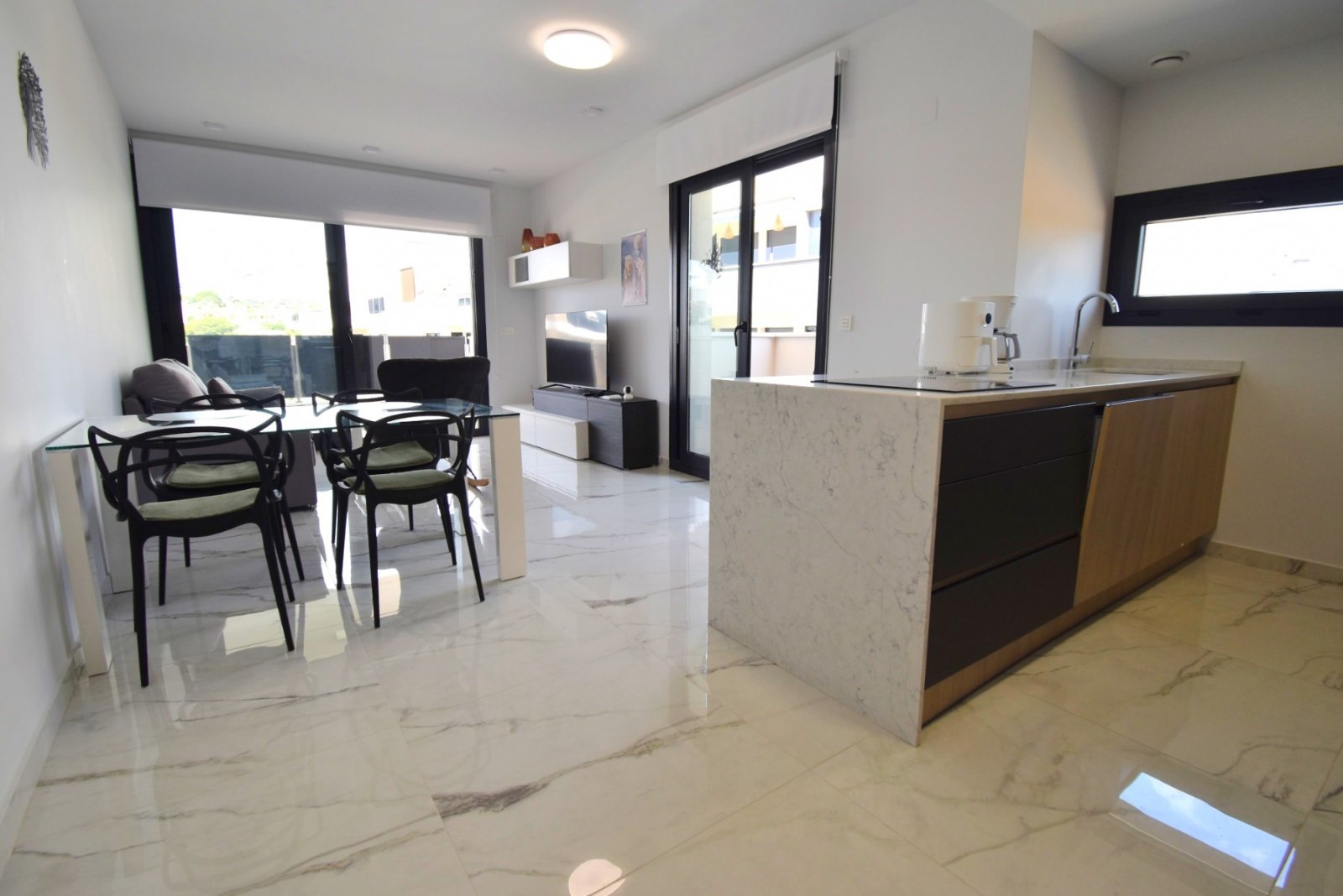 This West Facing, Two Bedroom, Second Floor Apartment in Los Altos is located within a 10 minute walk of a main chain supermarket, JYSK furniture st