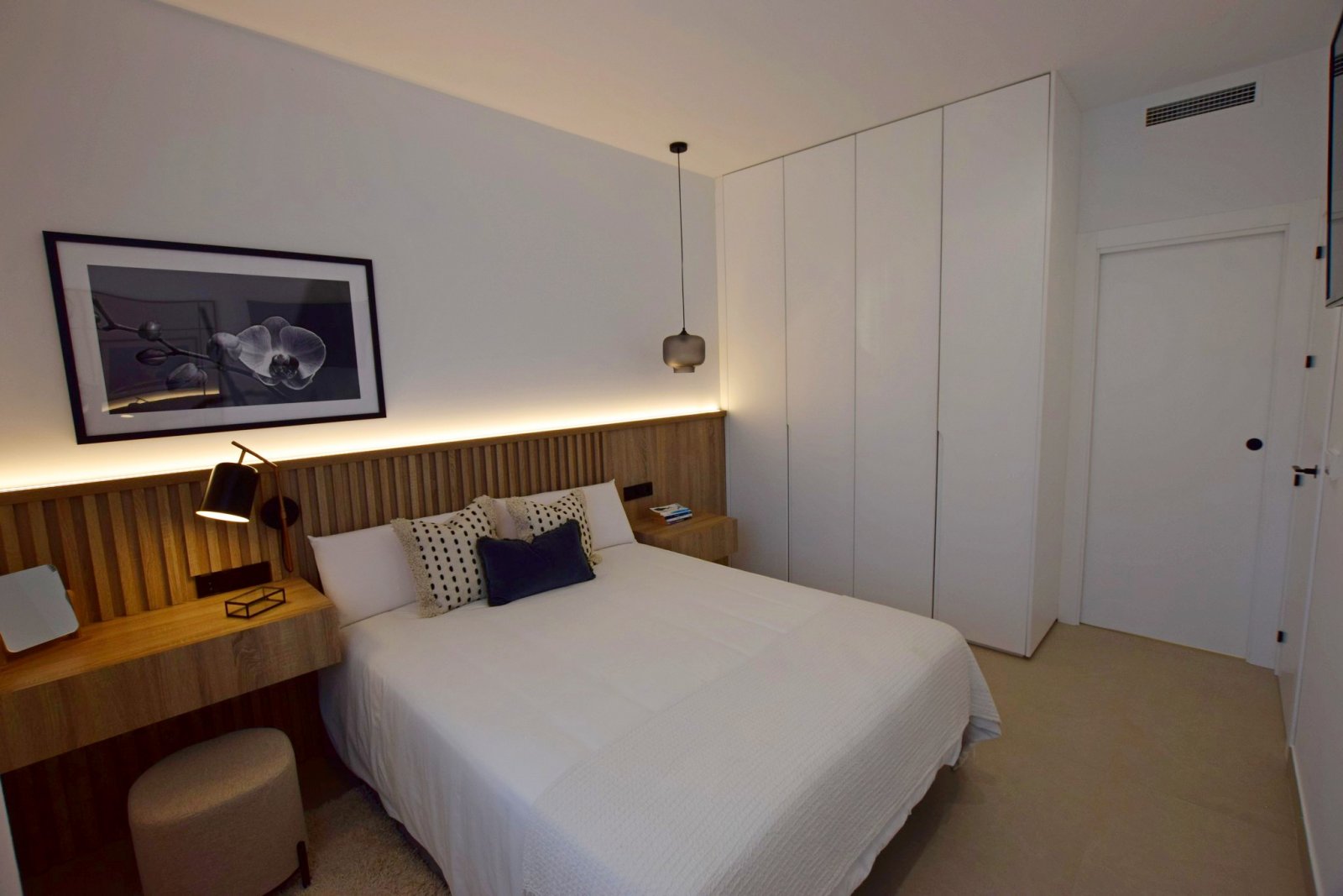 Im prestigeträchtigen Condado de Alhama gelegen, bietet diese Wohnanlage eine exklusive Auswahl von 21 Immobilien, darunter Apartments, Erdgeschosse