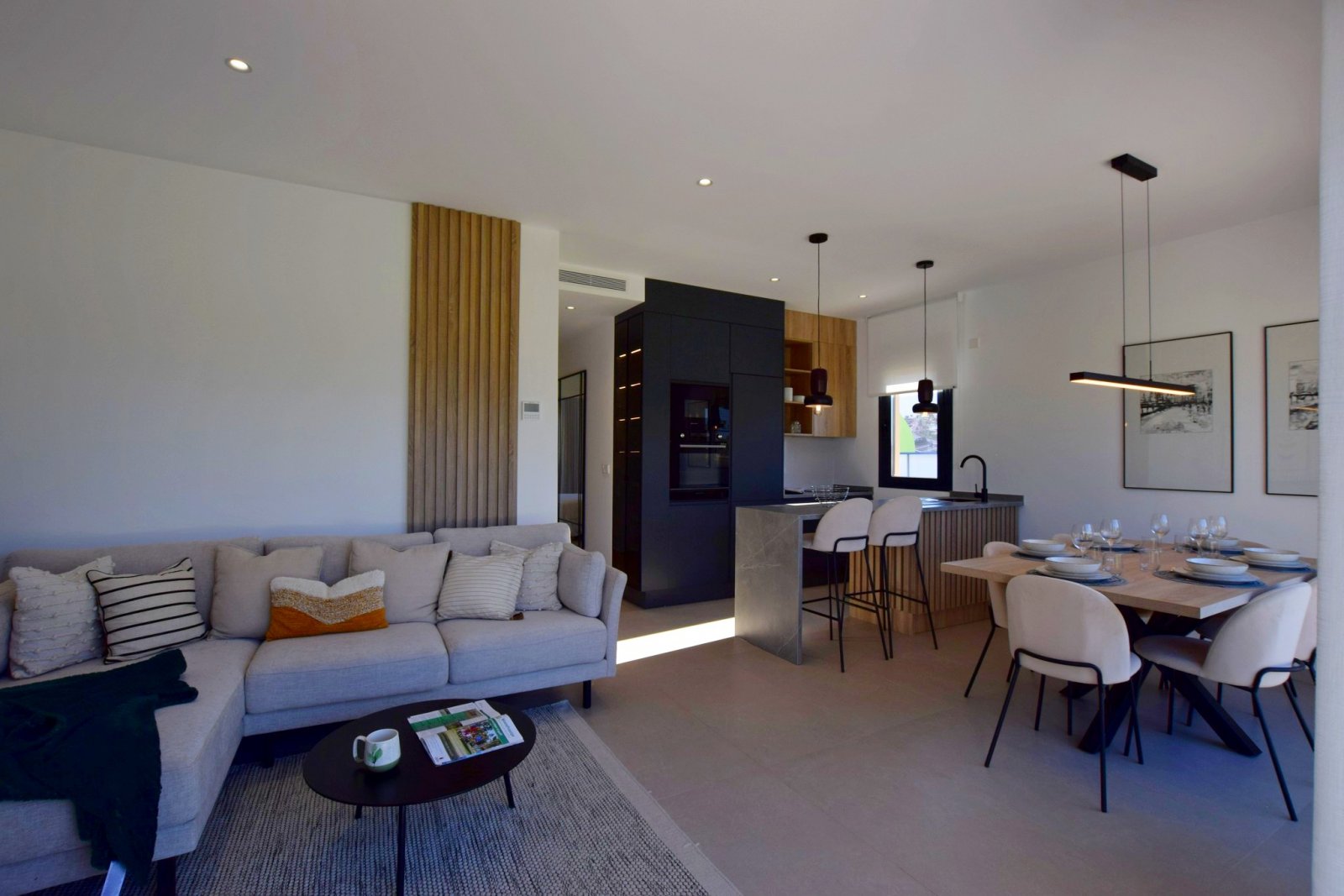 Im prestigeträchtigen Condado de Alhama gelegen, bietet diese Wohnanlage eine exklusive Auswahl von 21 Immobilien, darunter Apartments, Erdgeschosse