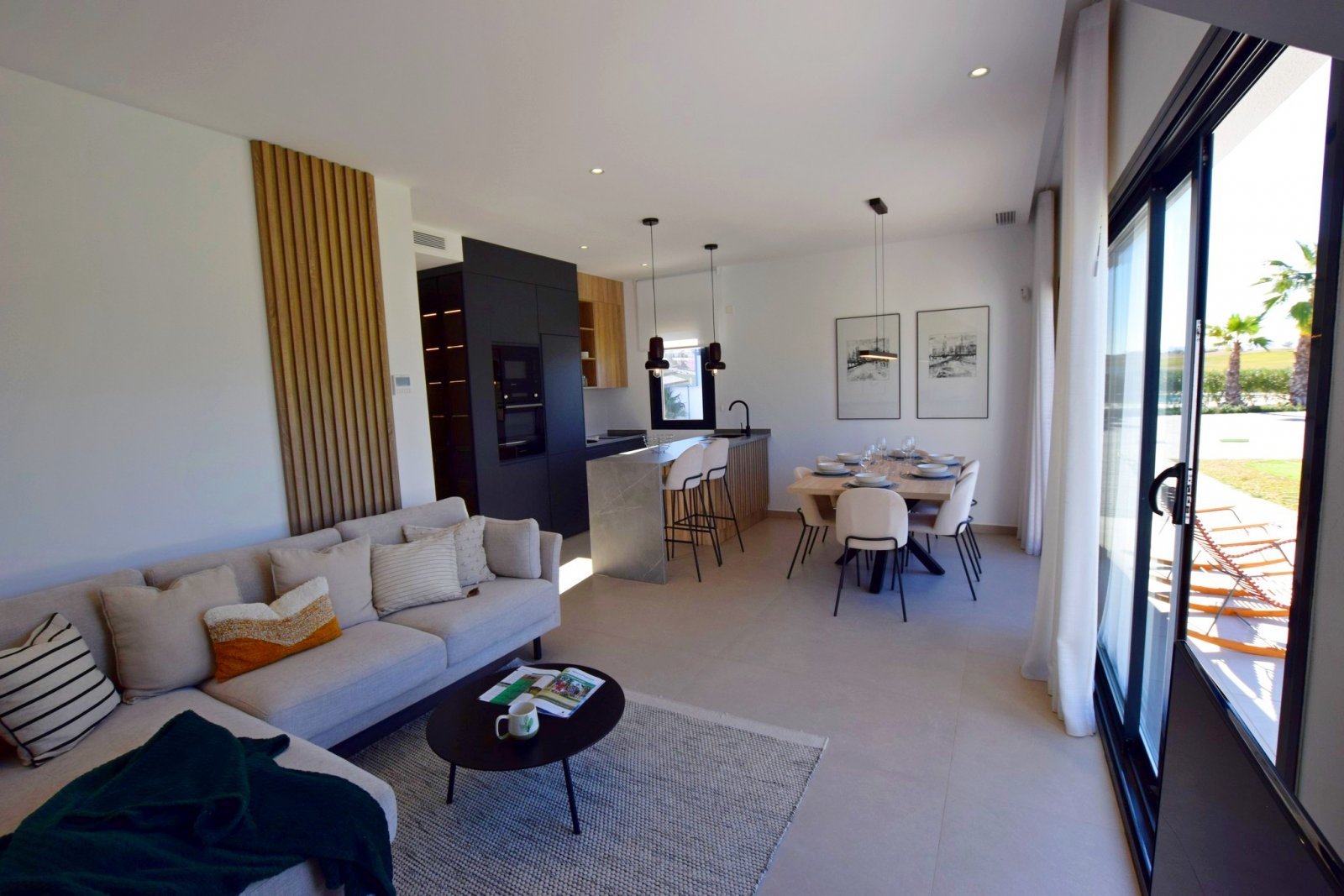 Im prestigeträchtigen Condado de Alhama gelegen, bietet diese Wohnanlage eine exklusive Auswahl von 21 Immobilien, darunter Apartments, Erdgeschosse