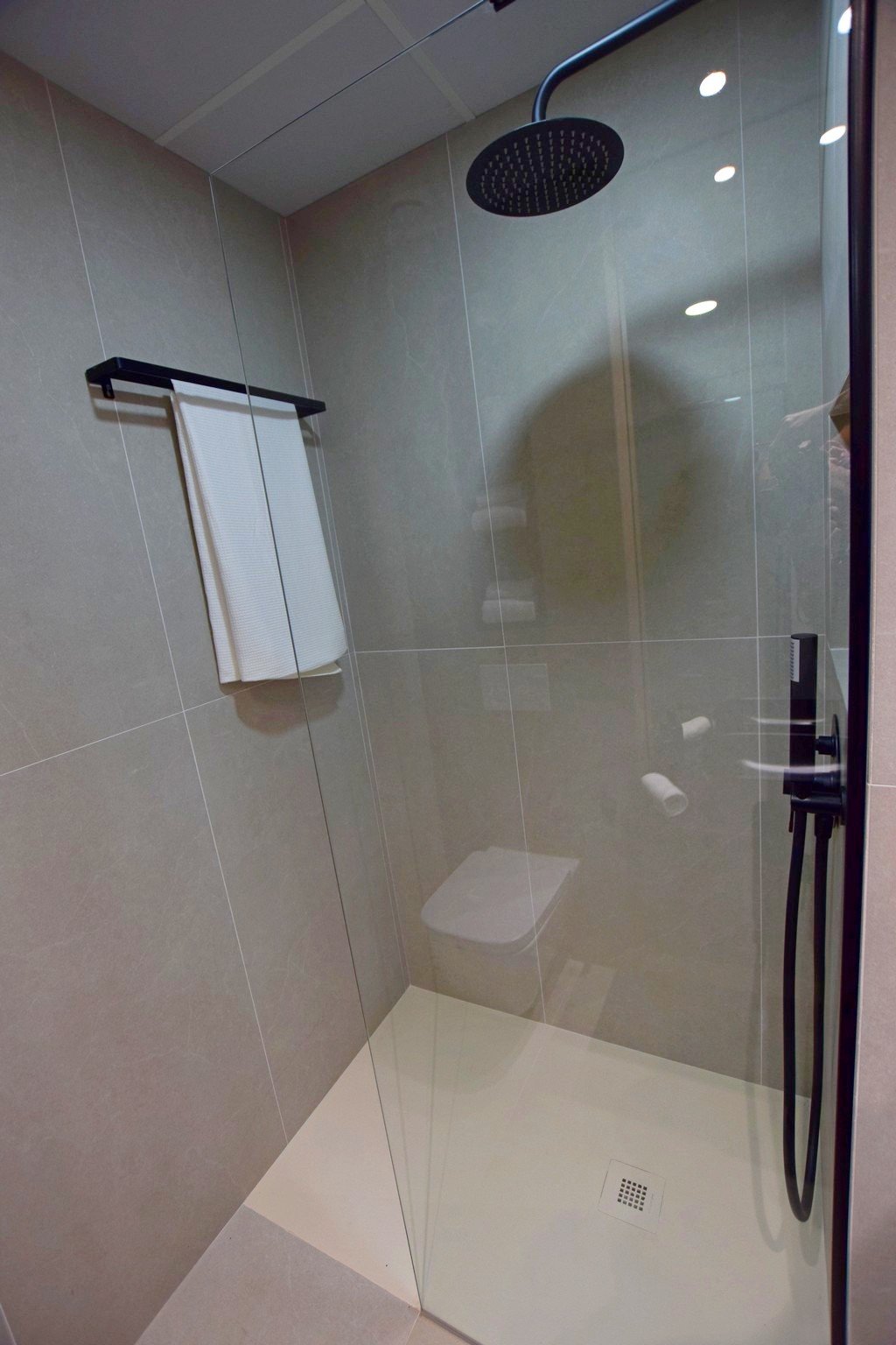 Im prestigeträchtigen Condado de Alhama gelegen, bietet diese Wohnanlage eine exklusive Auswahl von 21 Immobilien, darunter Apartments, Erdgeschosse