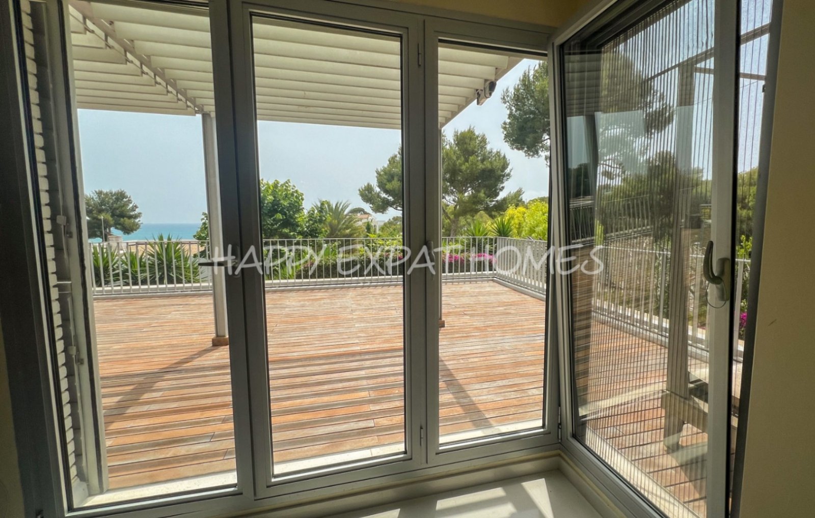 Wir lieben die Urbanisierung Casas del Mar, und dieses Duplex mit fünf Schlafzimmern und seiner wunderbaren Terrasse wird Ihr Herz stehlen. Von de