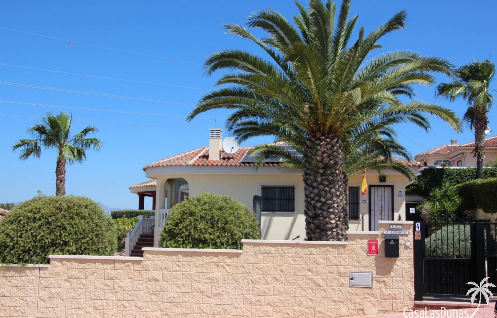 La Marina:  Casa Starrenburg ist eine traumhafte Ferienvilla am Rande des Wohngebiets La Marina. Diese luxuriöse, freistehende Villa besticht durch ihre moderne  