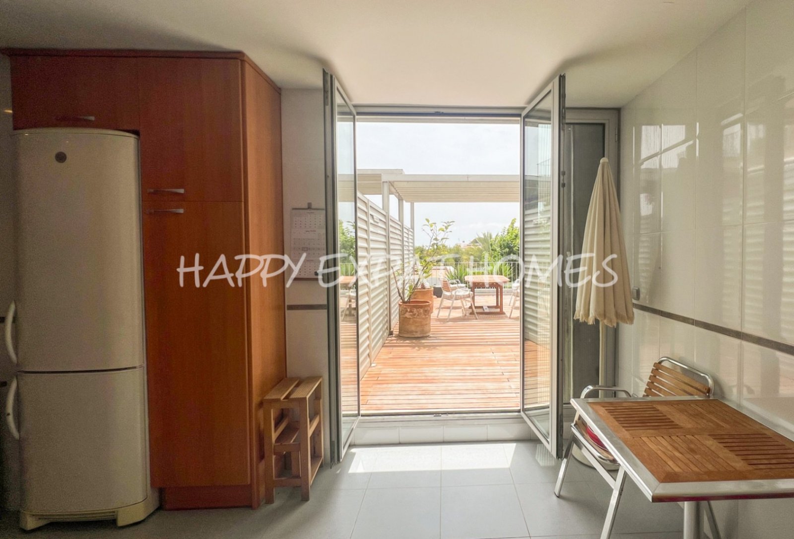 Wir lieben die Urbanisierung Casas del Mar, und dieses Duplex mit fünf Schlafzimmern und seiner wunderbaren Terrasse wird Ihr Herz stehlen. Von de