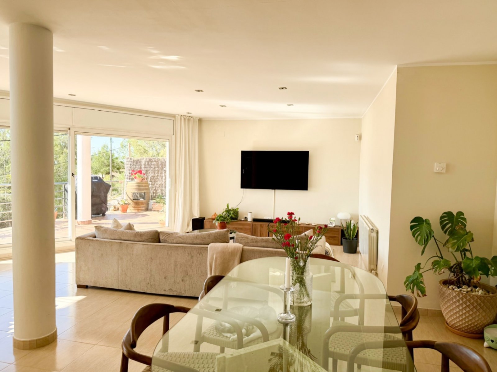 In der Wohngegend von Mas Mila in Olivella gelegen, verbindet dieses Zuhause reines nordisches Design mit dem entspannten mediterranen Lebensstil und