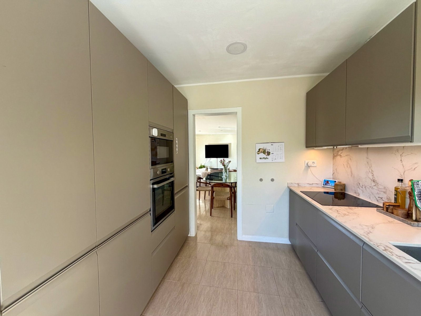 In der Wohngegend von Mas Mila in Olivella gelegen, verbindet dieses Zuhause reines nordisches Design mit dem entspannten mediterranen Lebensstil und