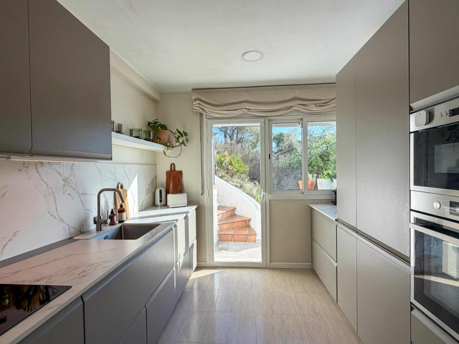In der Wohngegend von Mas Mila in Olivella gelegen, verbindet dieses Zuhause reines nordisches Design mit dem entspannten mediterranen Lebensstil und