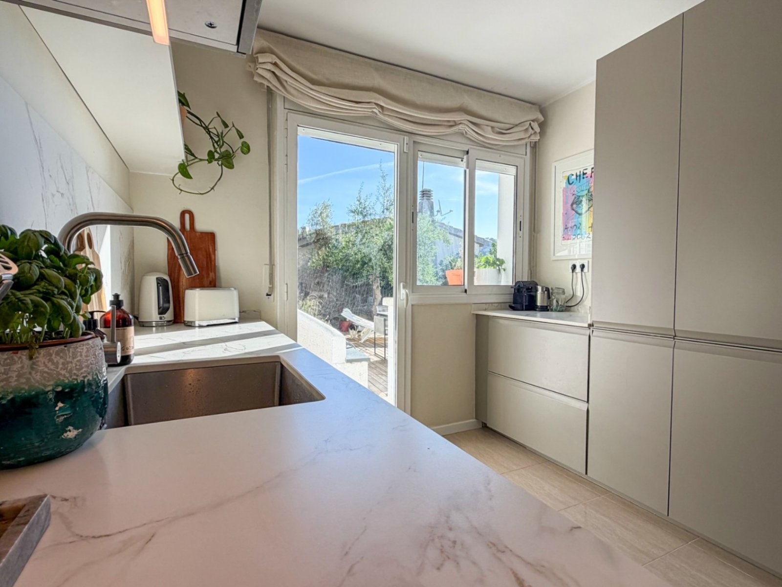 In der Wohngegend von Mas Mila in Olivella gelegen, verbindet dieses Zuhause reines nordisches Design mit dem entspannten mediterranen Lebensstil und