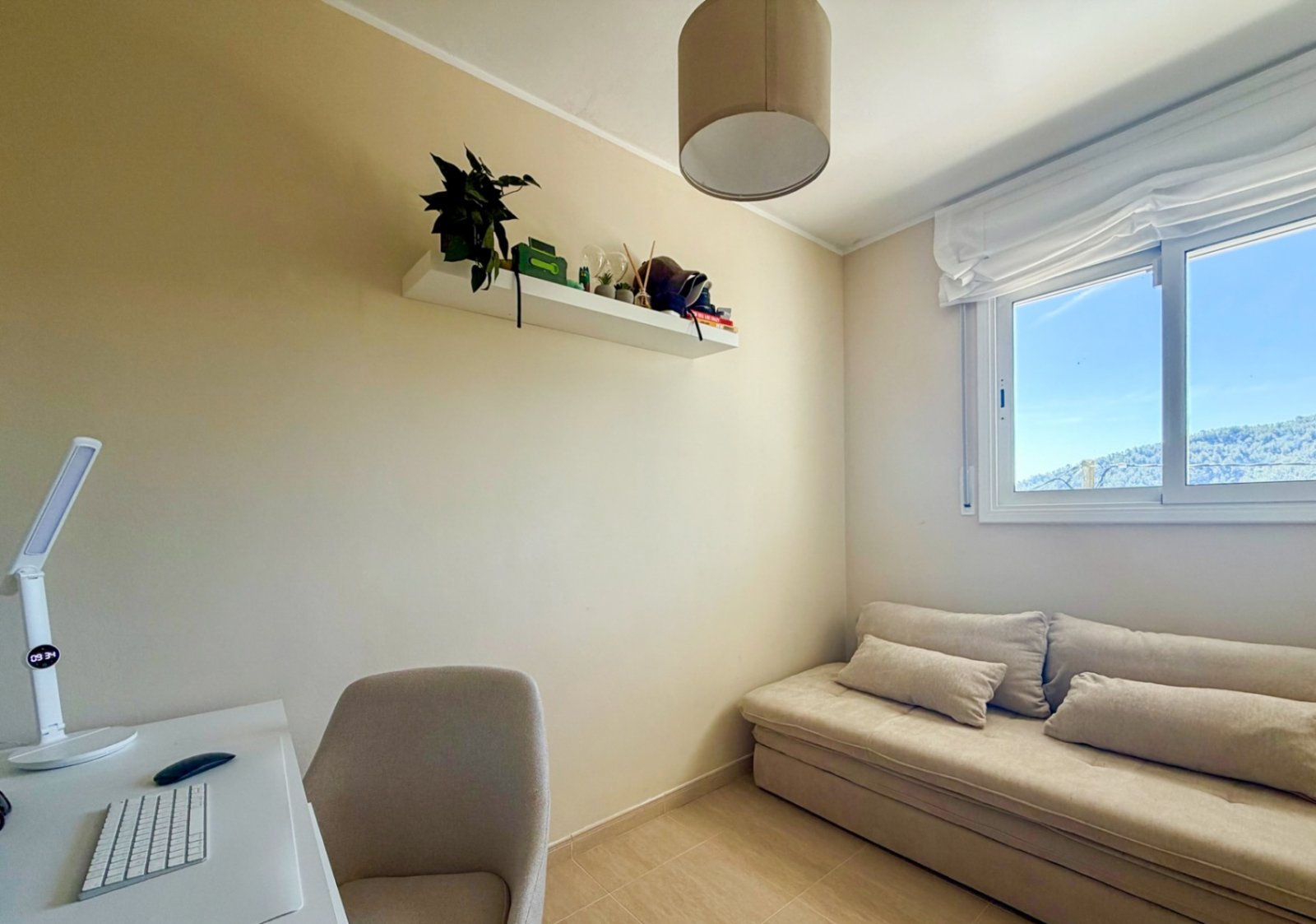 In der Wohngegend von Mas Mila in Olivella gelegen, verbindet dieses Zuhause reines nordisches Design mit dem entspannten mediterranen Lebensstil und