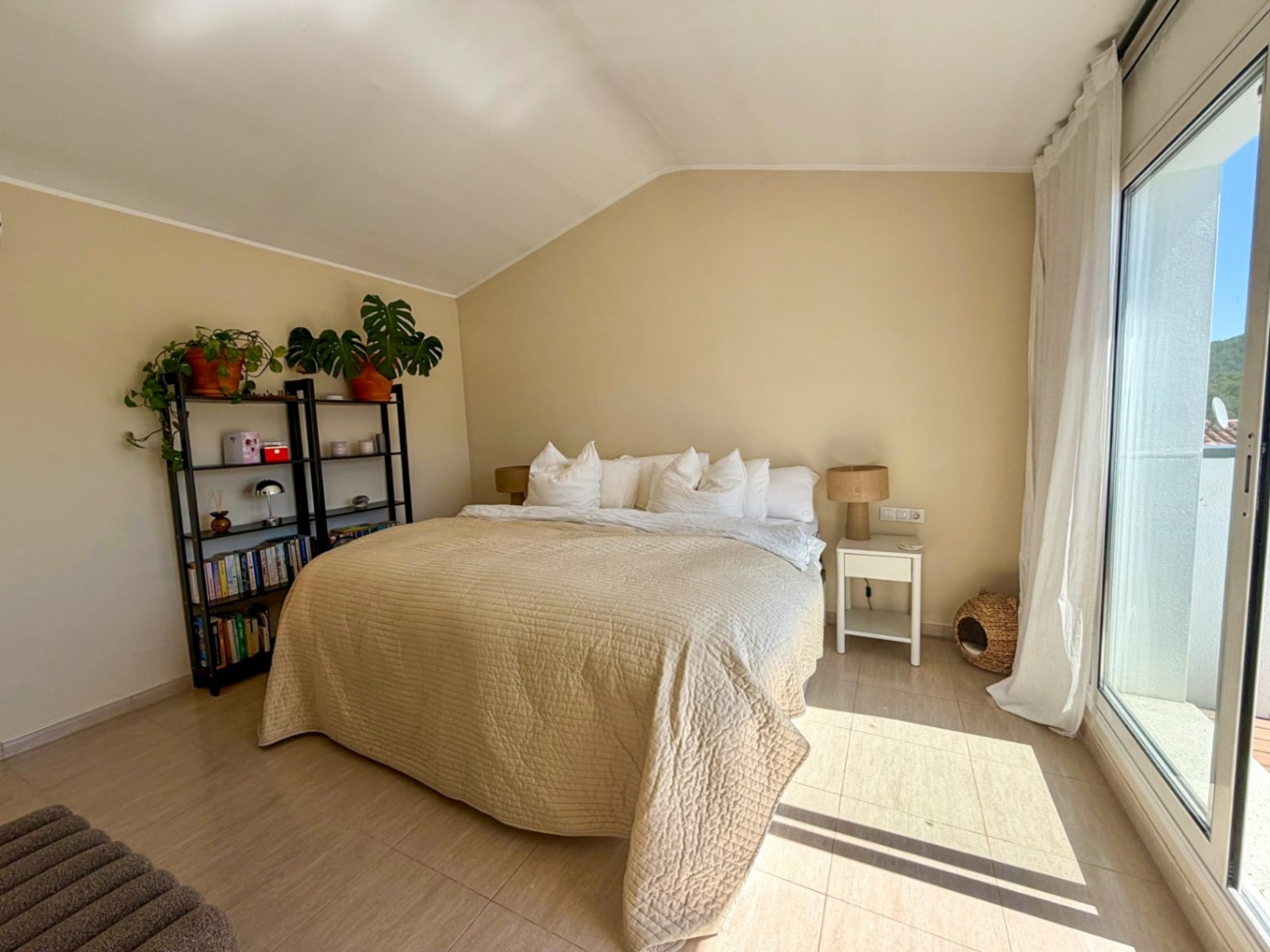 In der Wohngegend von Mas Mila in Olivella gelegen, verbindet dieses Zuhause reines nordisches Design mit dem entspannten mediterranen Lebensstil und