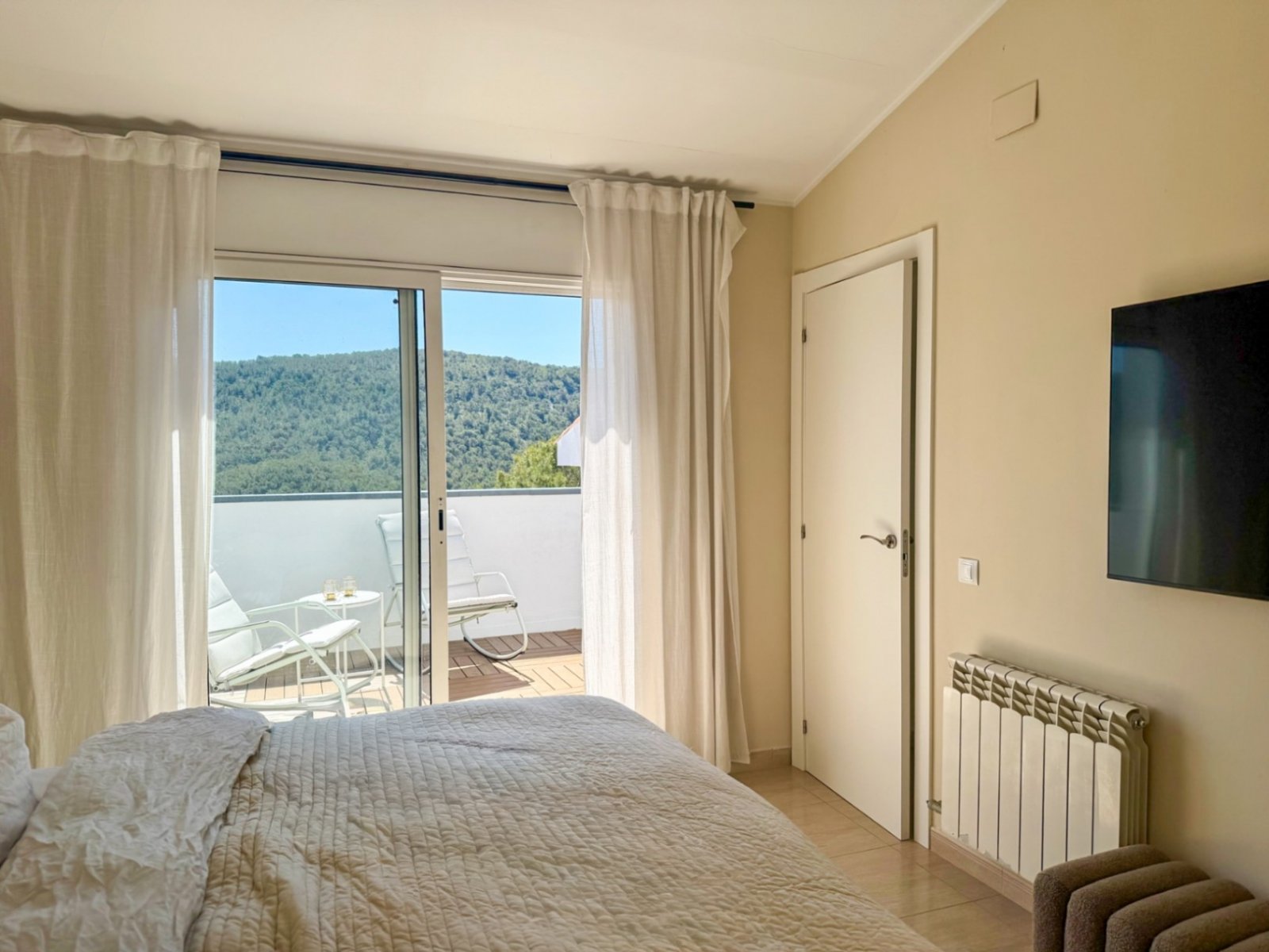In der Wohngegend von Mas Mila in Olivella gelegen, verbindet dieses Zuhause reines nordisches Design mit dem entspannten mediterranen Lebensstil und